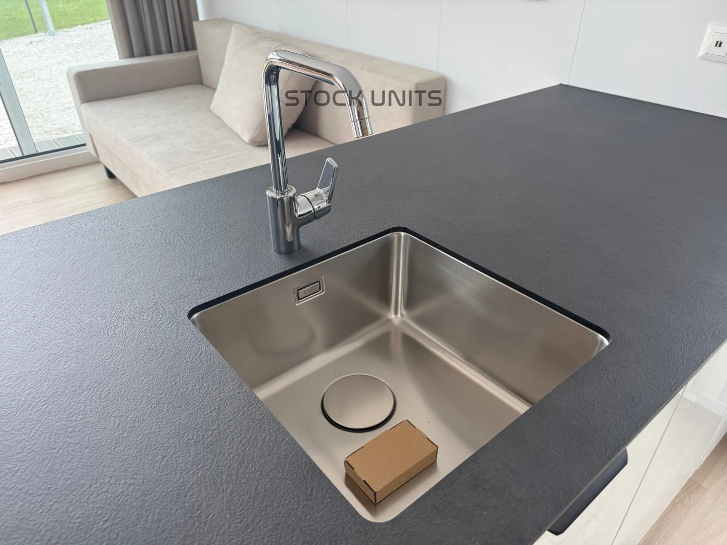 Tiny House “Onyx XL” – 57 m² Luxe Designwoning op Wielen met 2 Slaapkamers