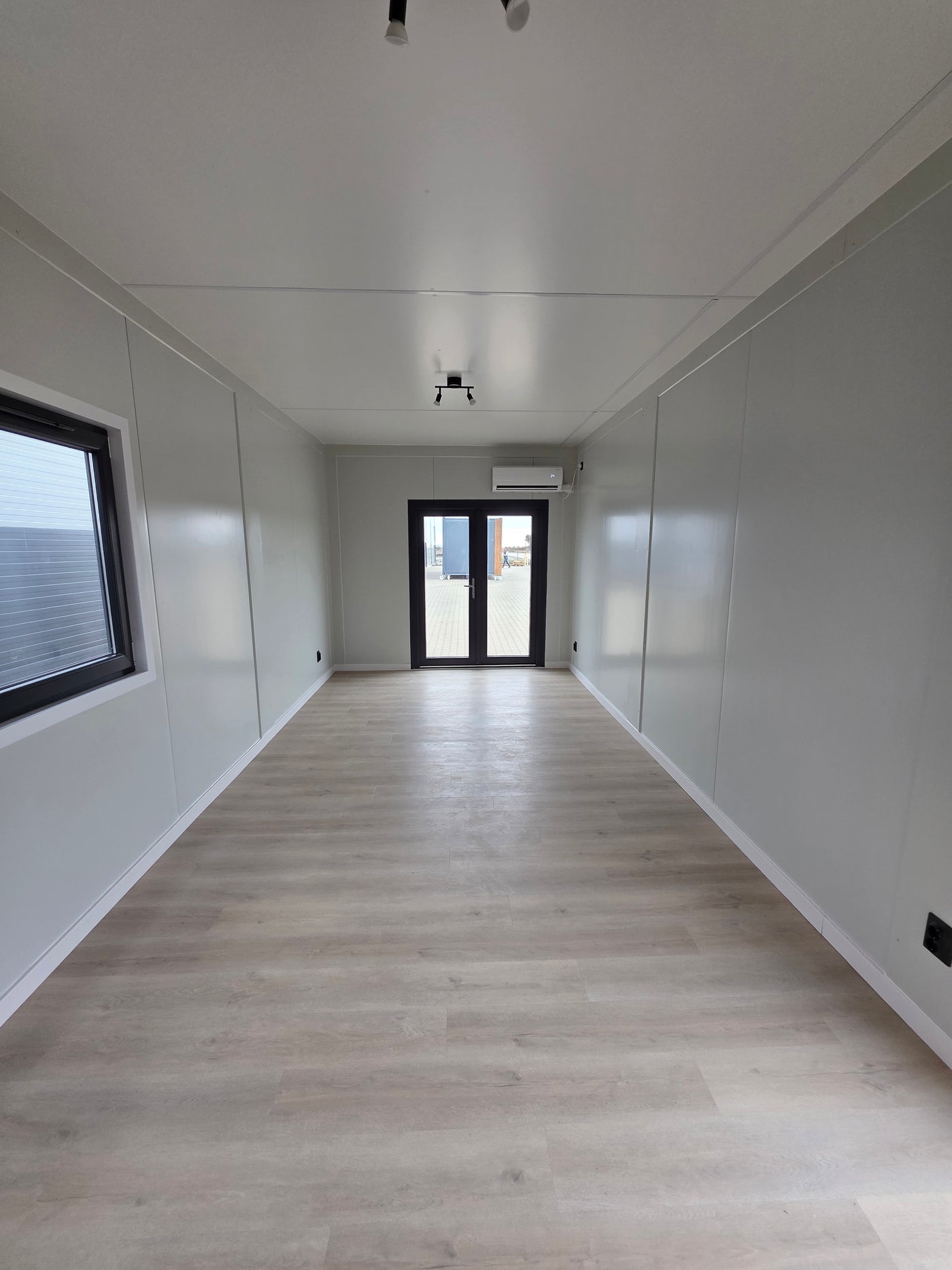 Buitenaanzicht van de geplaatste woonunit
