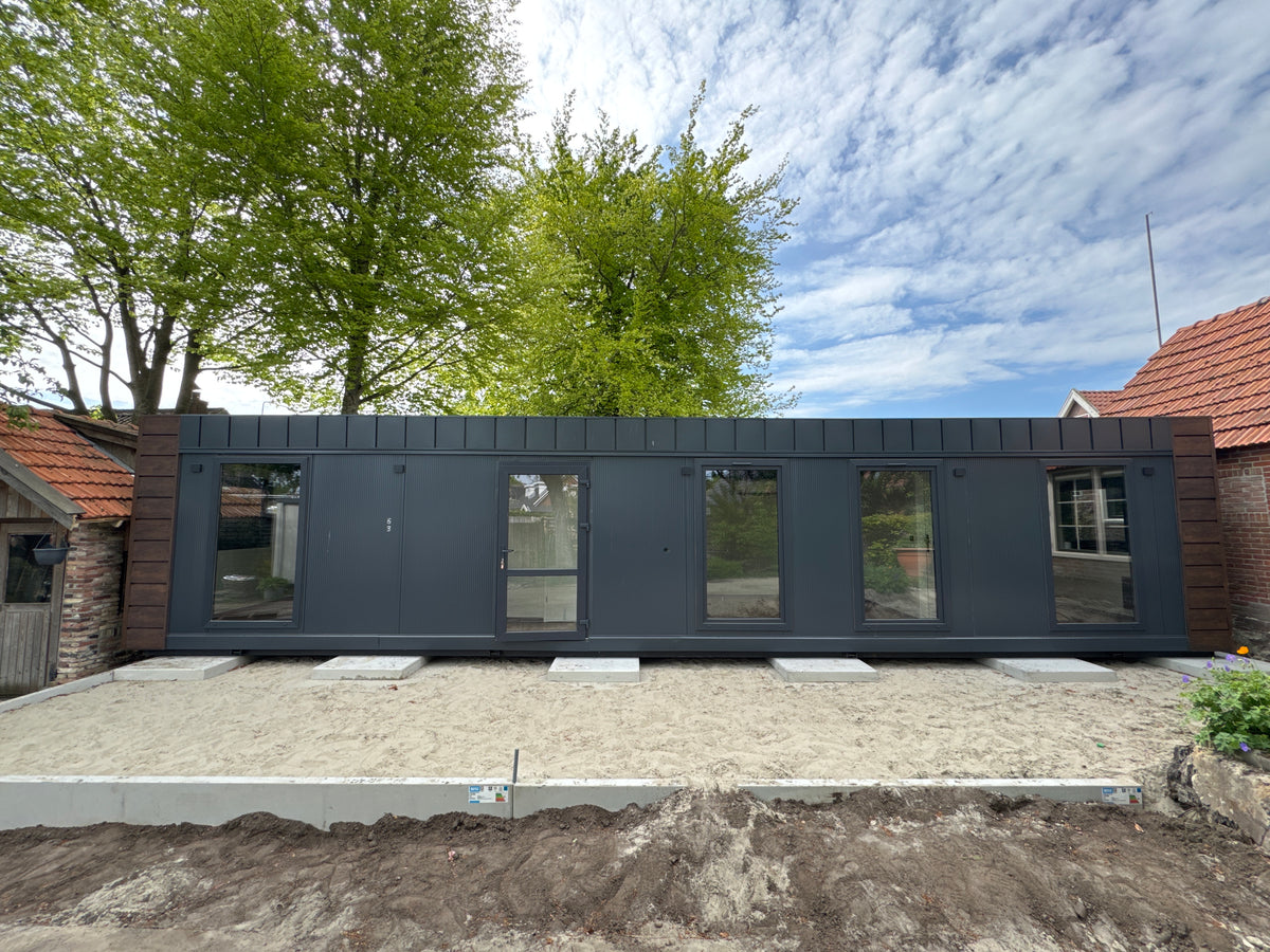 Woonunit van 13 × 3,2 meter in Daarlerveen voor Gemeente Hellendoorn