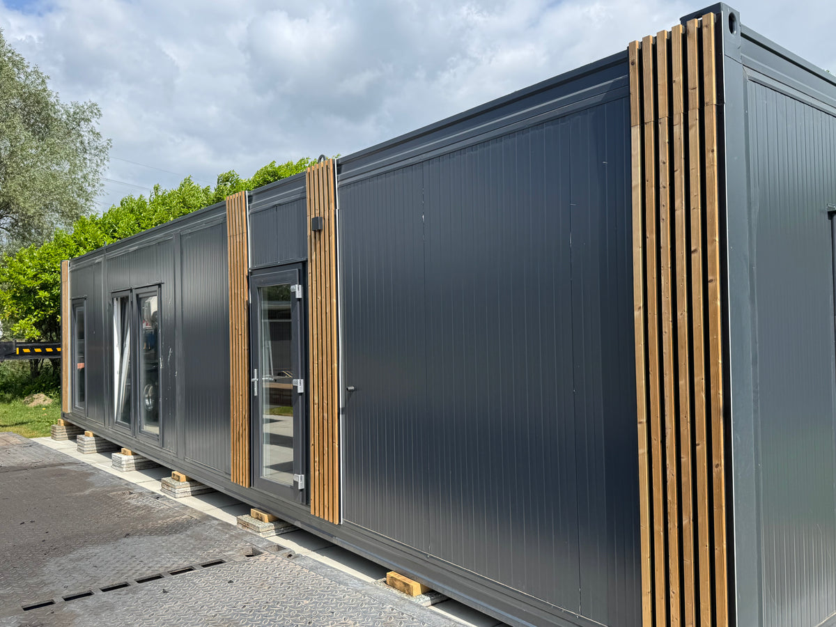 Gerealiseerde woonunit van 13 × 3,2 meter in Grashoek met twee slaapkamers, complete keuken en eigen badkamer