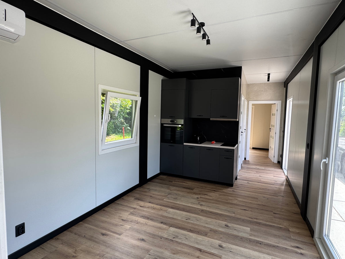Gerealiseerde woonunit van 13 × 3,2 meter in Grashoek met twee slaapkamers, complete keuken en eigen badkamer