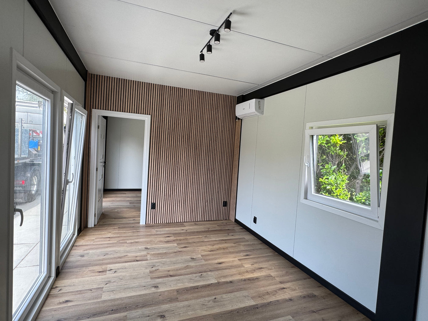 Gerealiseerde woonunit van 13 × 3,2 meter in Grashoek met twee slaapkamers, complete keuken en eigen badkamer