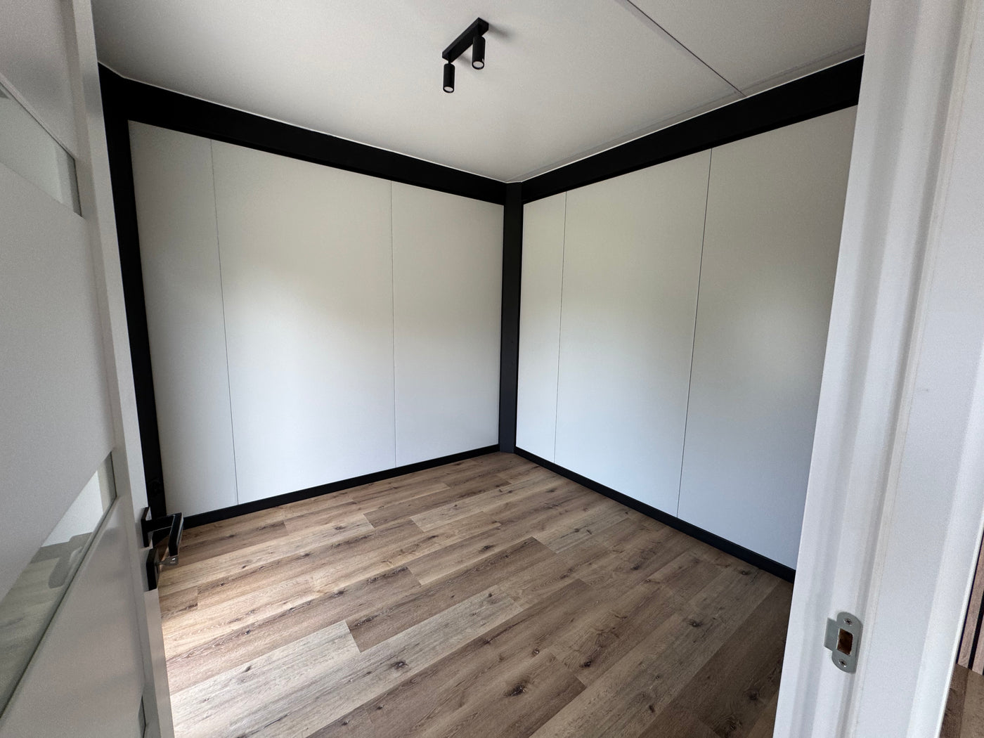 Gerealiseerde woonunit van 13 × 3,2 meter in Grashoek met twee slaapkamers, complete keuken en eigen badkamer