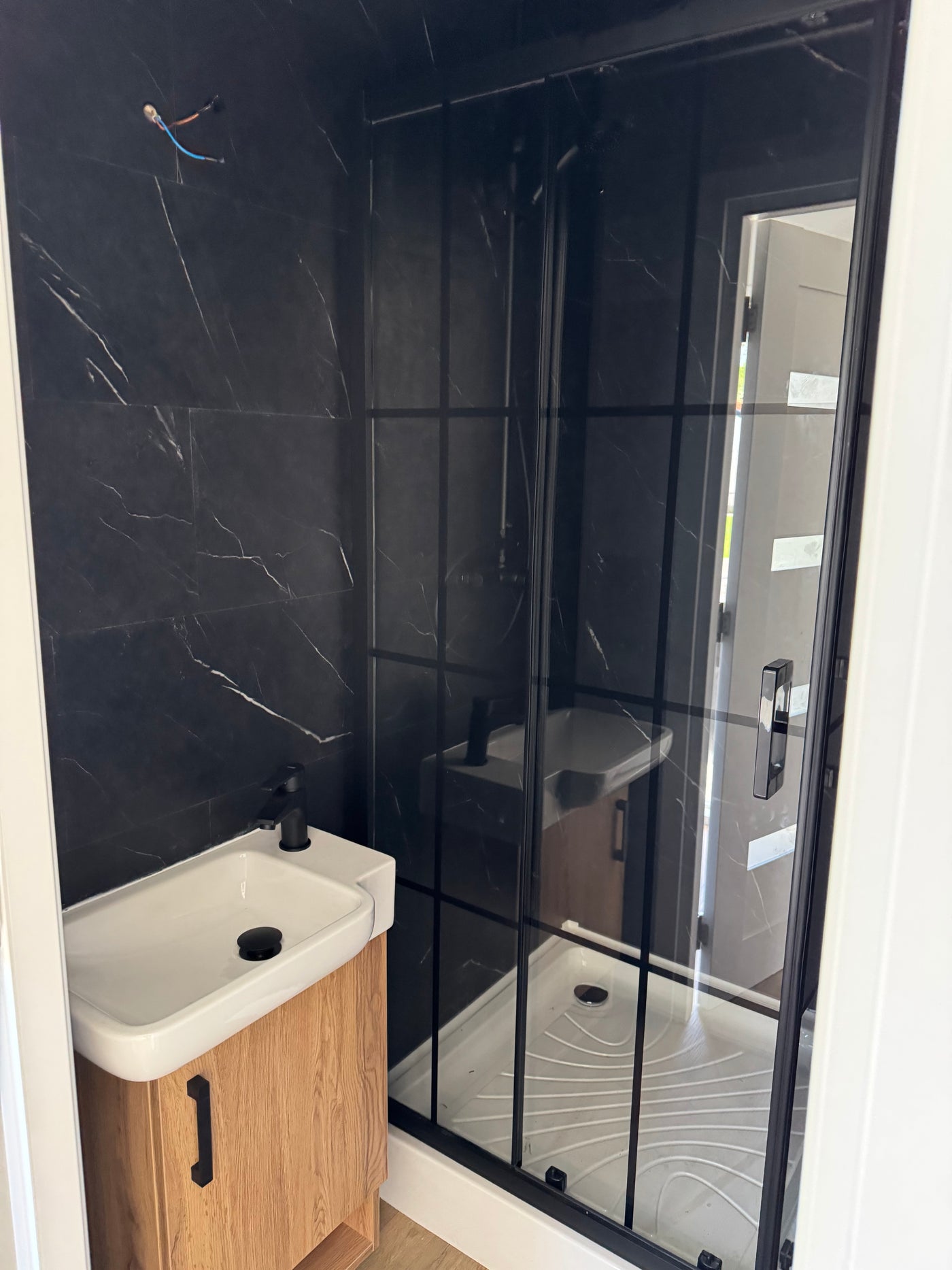 Gerealiseerde woonunit van 13 × 3,2 meter in Grashoek met twee slaapkamers, complete keuken en eigen badkamer
