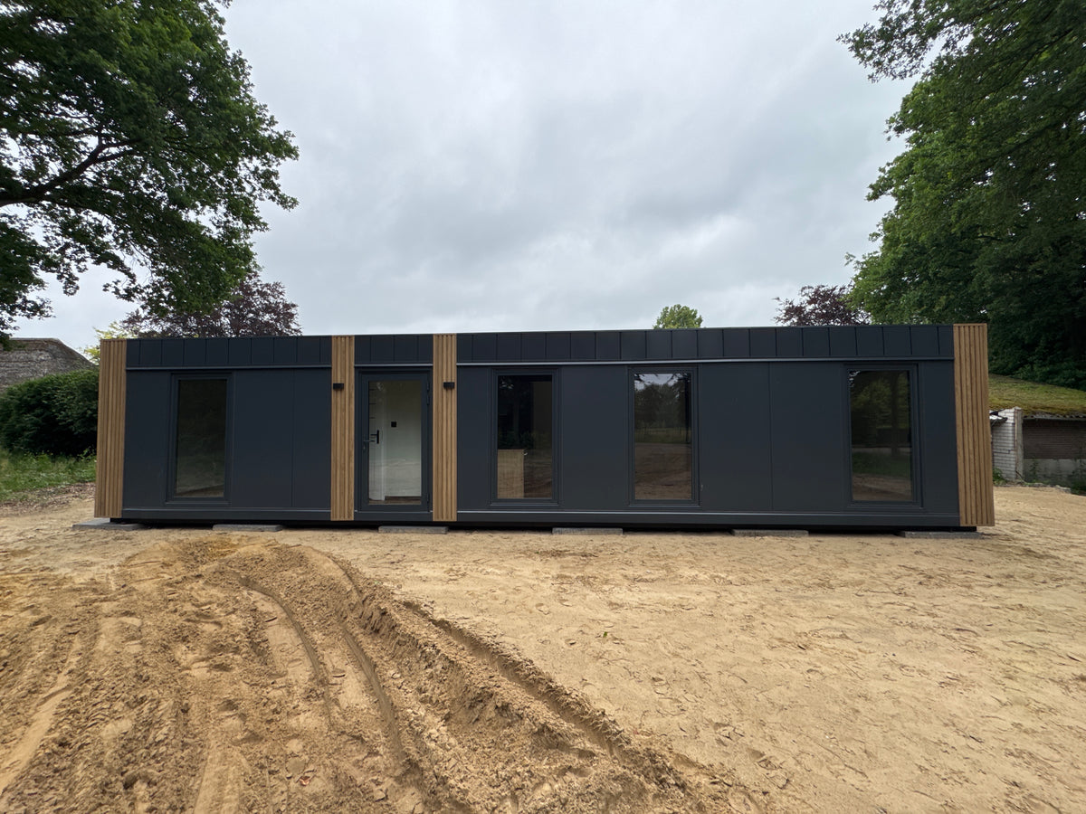 Gerealiseerde woonunit van 13 × 3,2 meter in Sint-Michielsgestel met antraciete gevel en houten gevelaccenten
