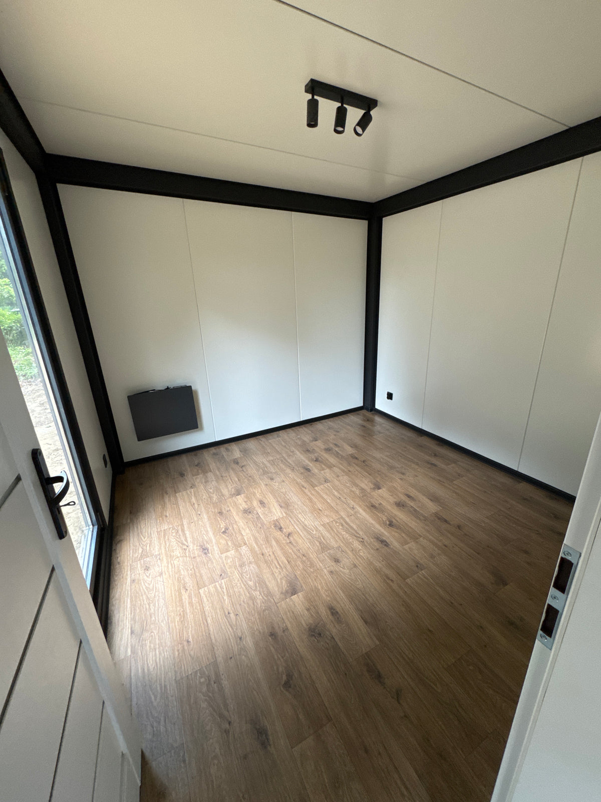 Gerealiseerde woonunit van 13 × 3,2 meter in Sint-Michielsgestel met antraciete gevel en houten gevelaccenten