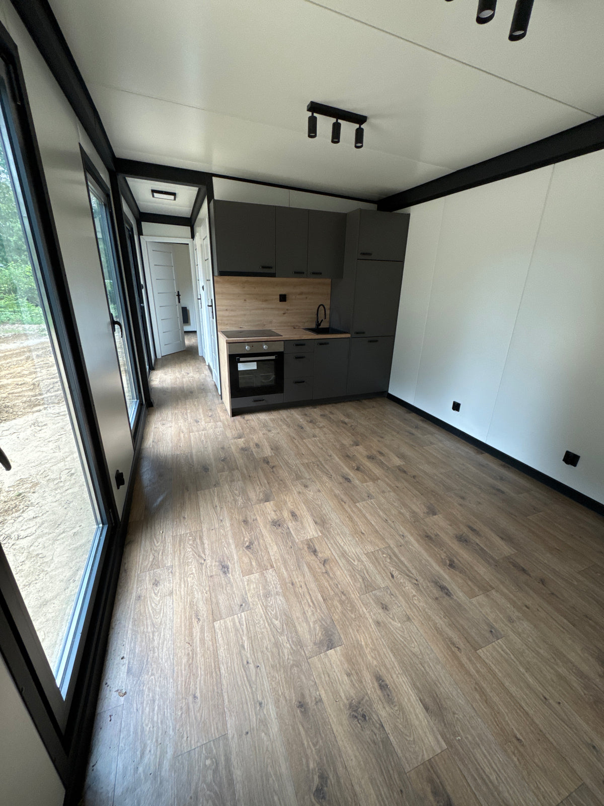 Gerealiseerde woonunit van 13 × 3,2 meter in Sint-Michielsgestel met antraciete gevel en houten gevelaccenten