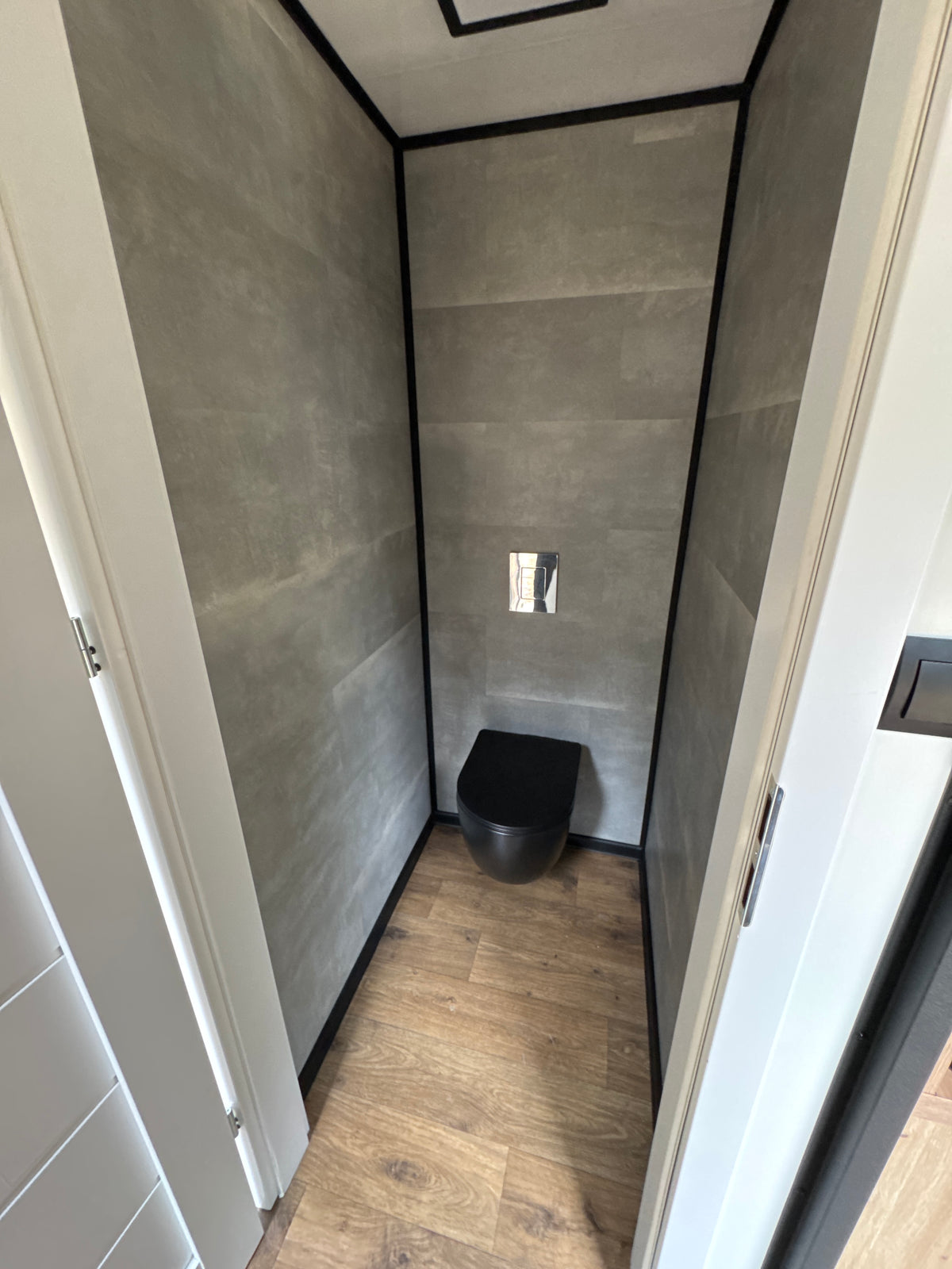 Gerealiseerde woonunit van 13 × 3,2 meter in Sint-Michielsgestel met antraciete gevel en houten gevelaccenten