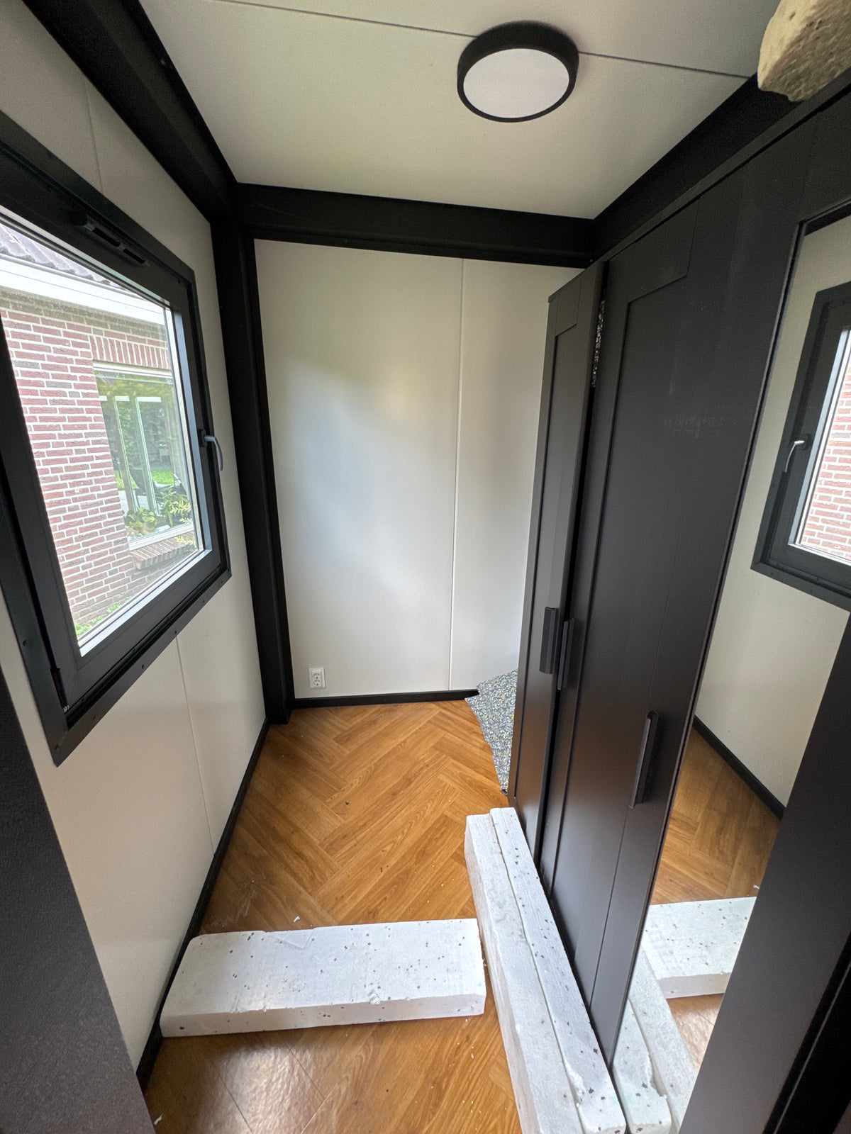 Tweedehands woonunit van 6,5 × 3,2 meter geplaatst in Steenwijk met slaapkamer, keuken en badkamer