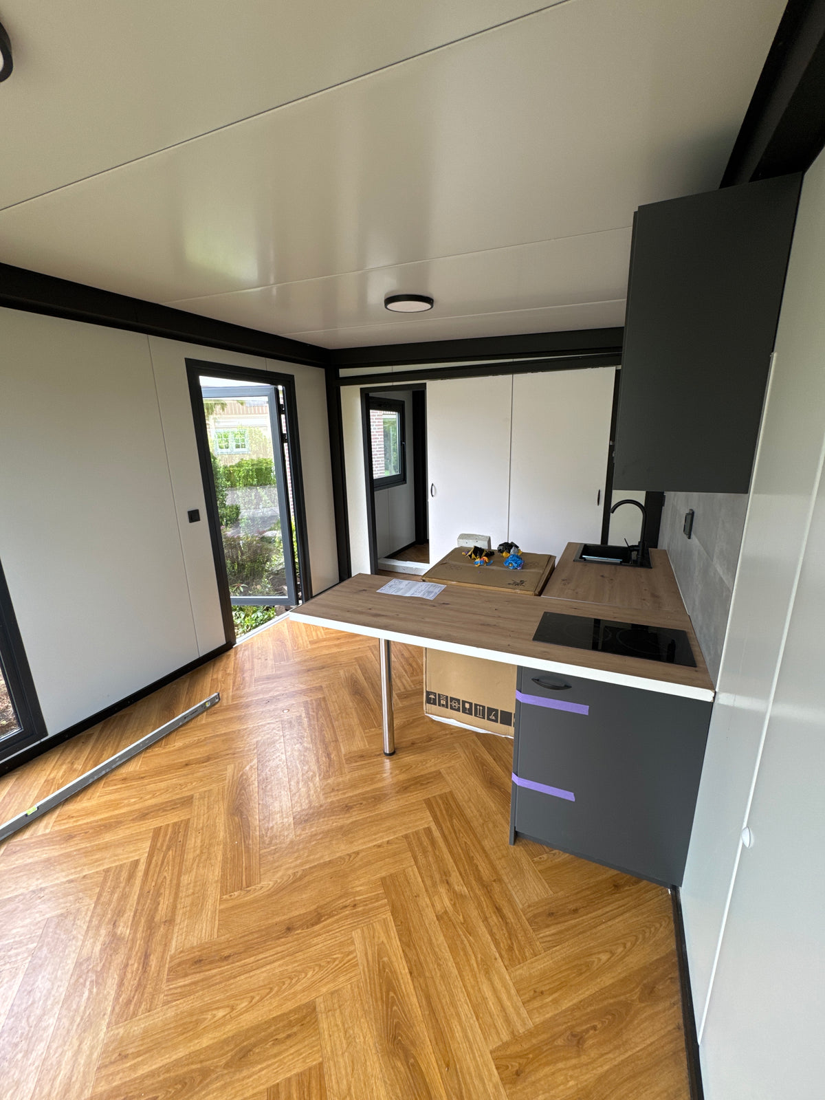 Tweedehands woonunit van 6,5 × 3,2 meter geplaatst in Steenwijk met slaapkamer, keuken en badkamer