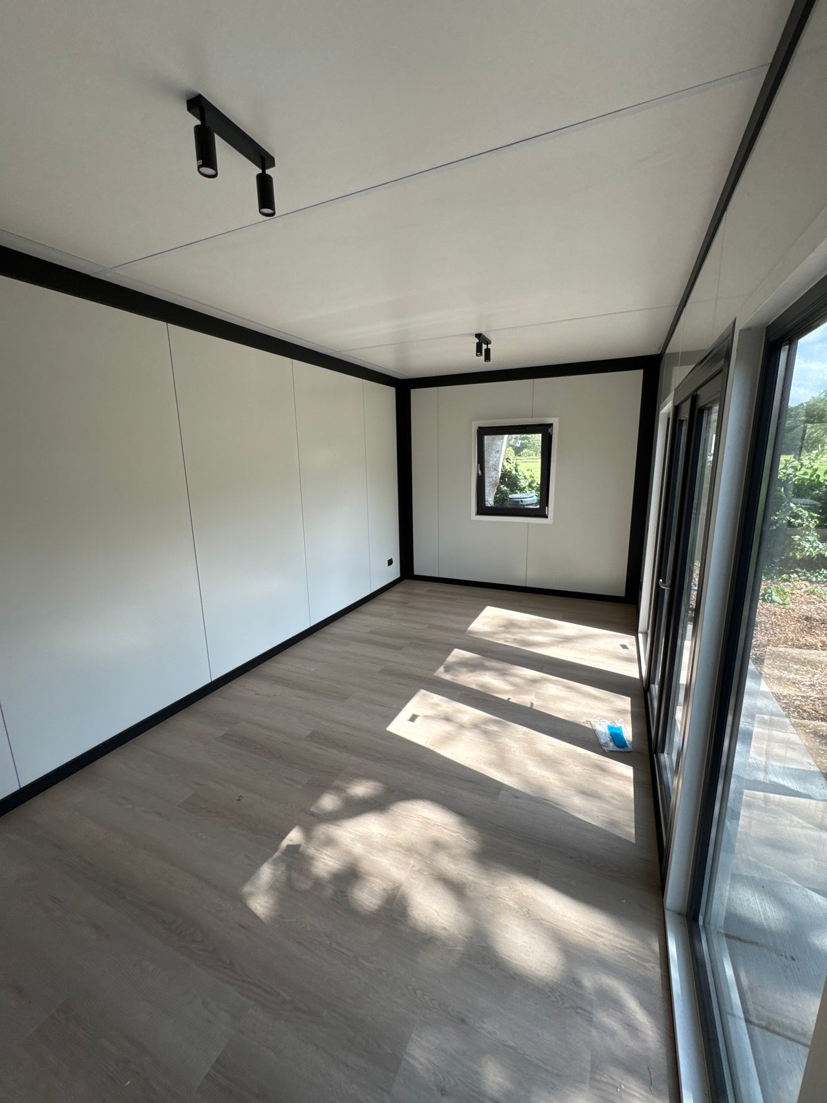 Kantoorunit 6 × 3,2 meter in Zorgvlied voor Arnold