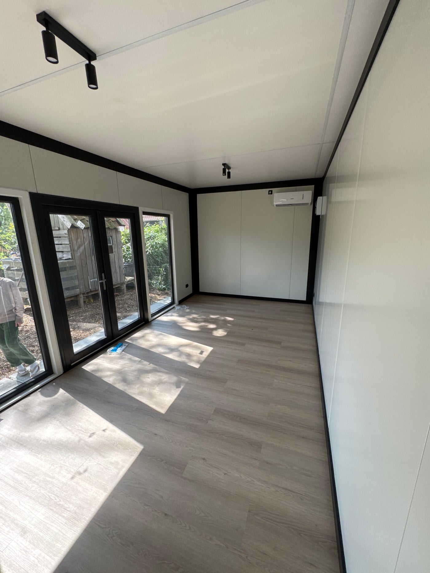 Kantoorunit 6 × 3,2 meter in Zorgvlied voor Arnold