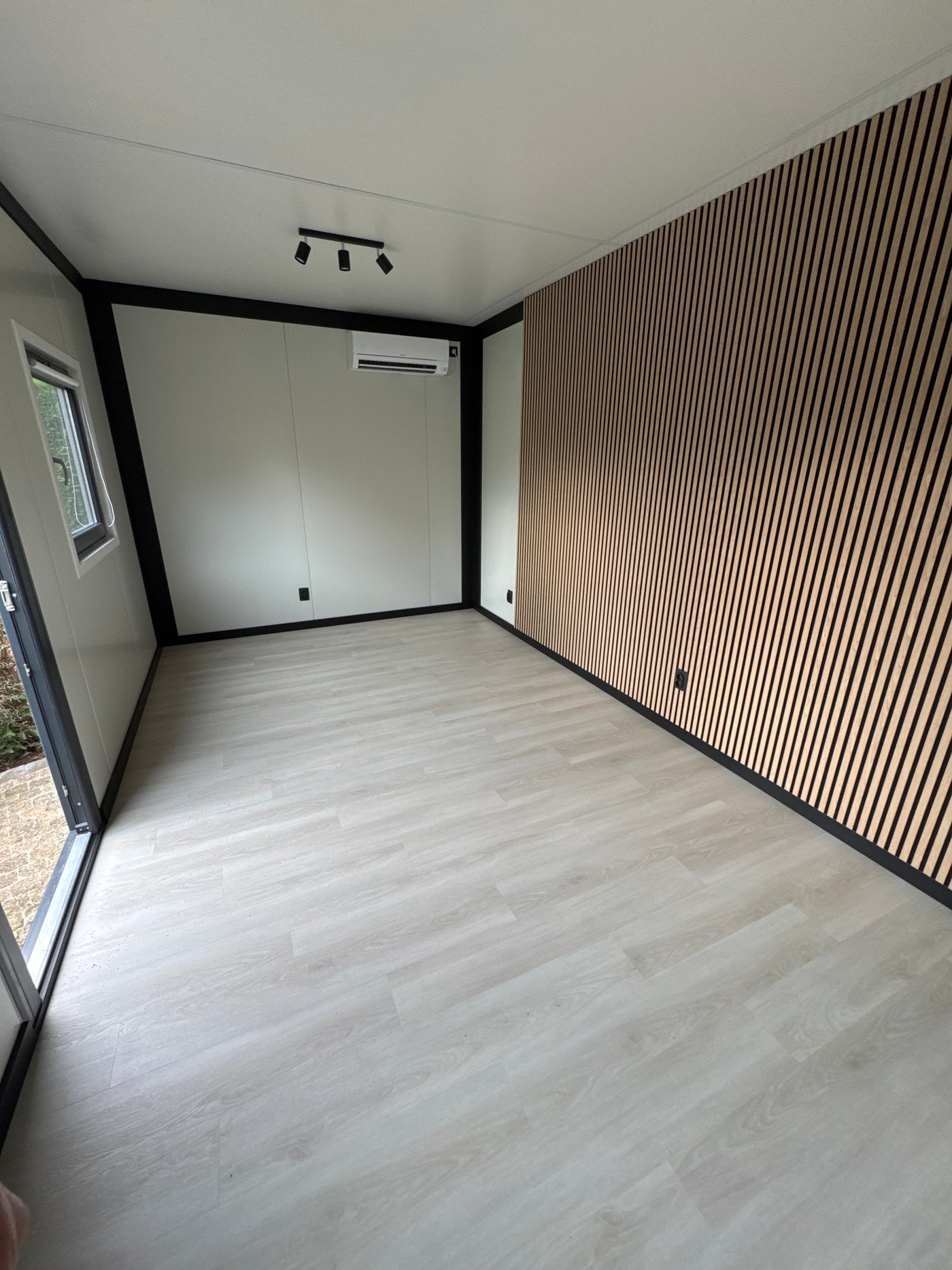 Kantoorunit van 6 × 3,2 meter als thuiskantoor in Zutendaal