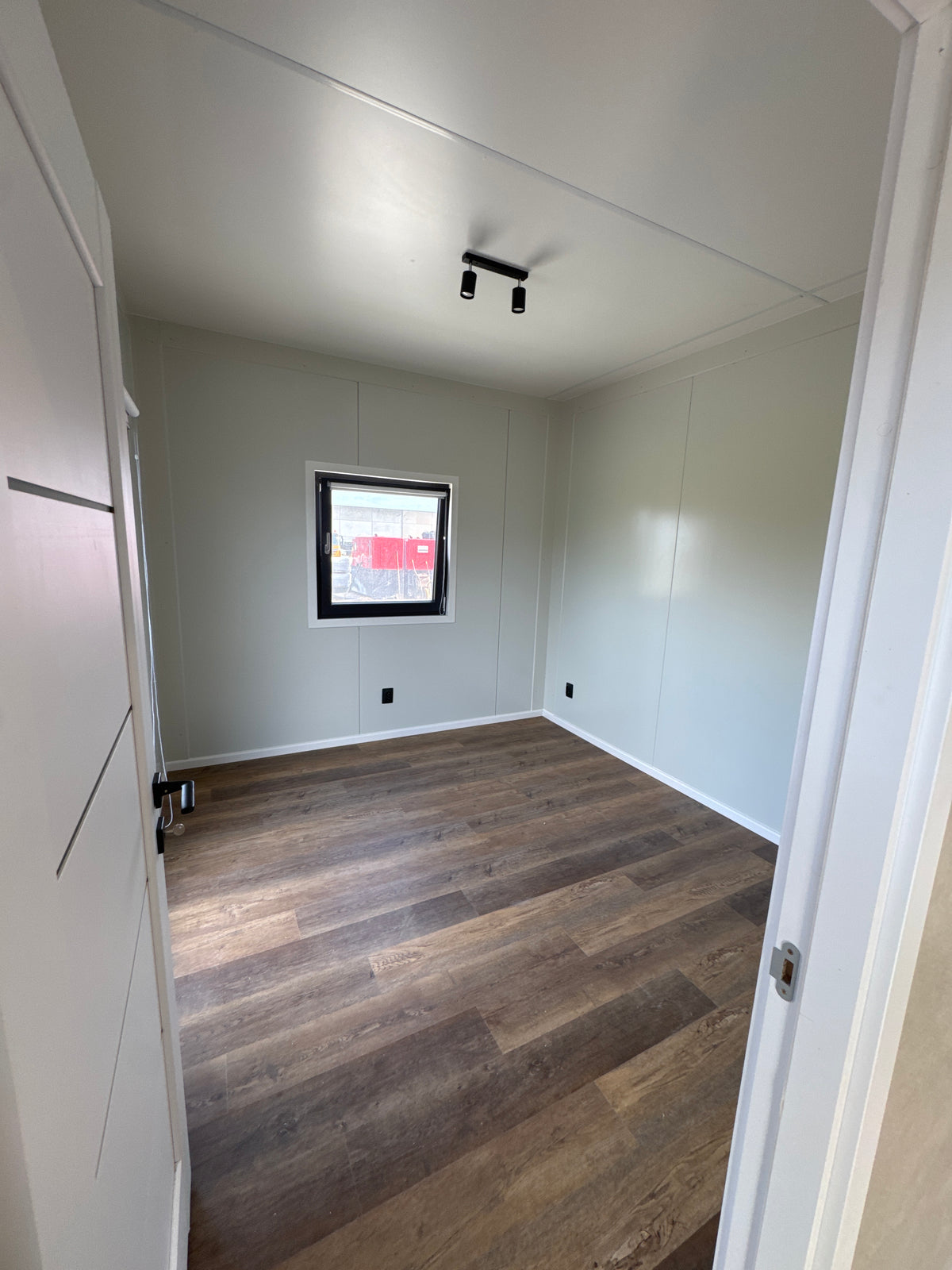 Gerealiseerde woonunit van 13 × 3,2 meter in Lievegem, België met twee slaapkamers, complete keuken en gescheiden badkamer en toilet