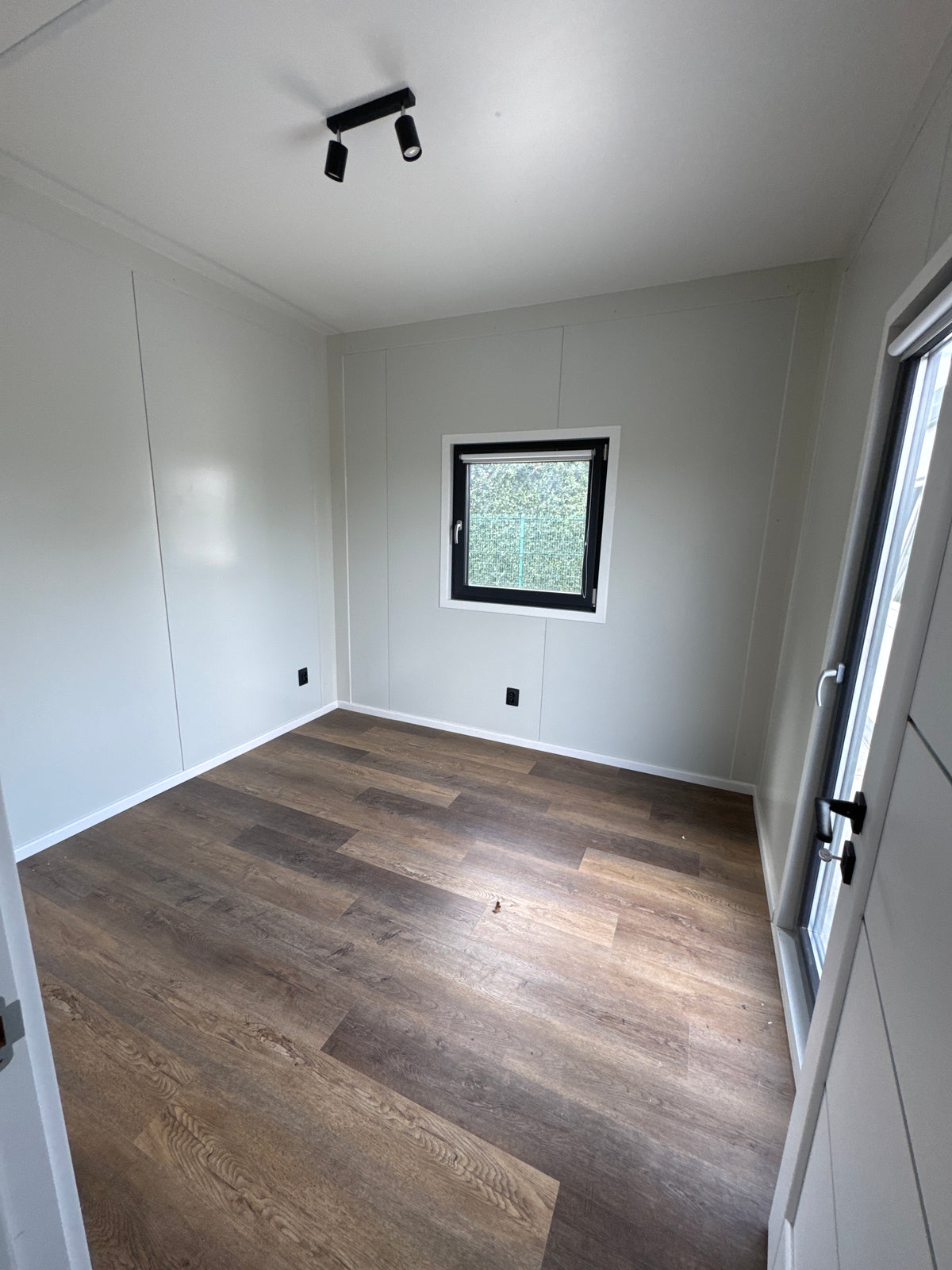 Gerealiseerde woonunit van 13 × 3,2 meter in Lievegem, België met twee slaapkamers, complete keuken en gescheiden badkamer en toilet