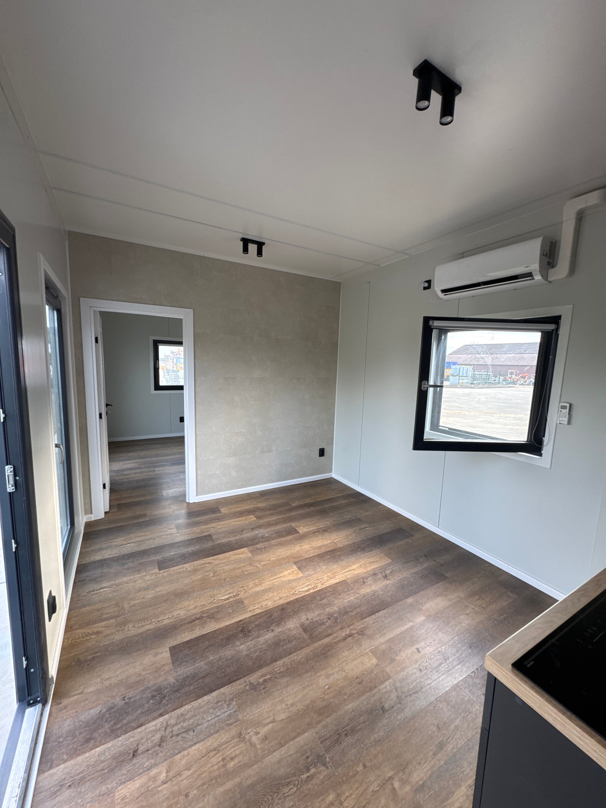 Gerealiseerde woonunit van 13 × 3,2 meter in Lievegem, België met twee slaapkamers, complete keuken en gescheiden badkamer en toilet