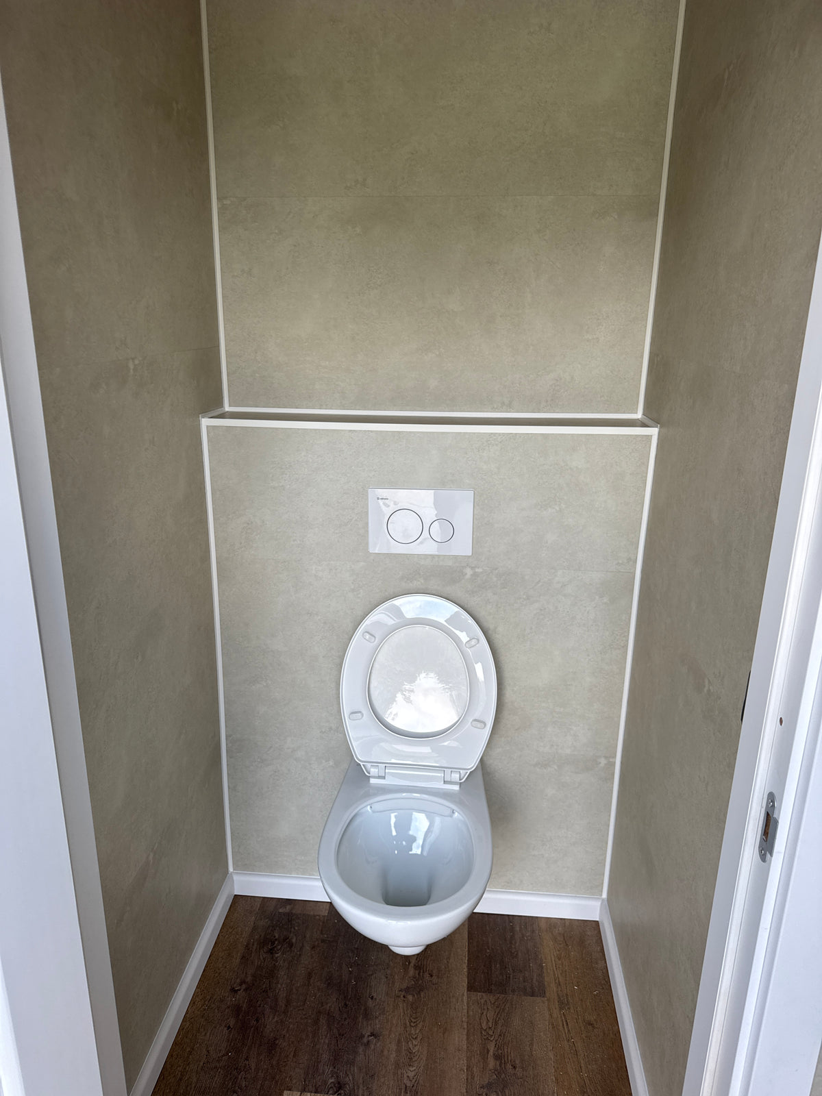 Gerealiseerde woonunit van 13 × 3,2 meter in Lievegem, België met twee slaapkamers, complete keuken en gescheiden badkamer en toilet