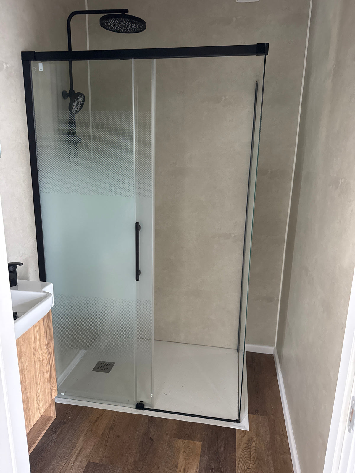 Gerealiseerde woonunit van 13 × 3,2 meter in Lievegem, België met twee slaapkamers, complete keuken en gescheiden badkamer en toilet