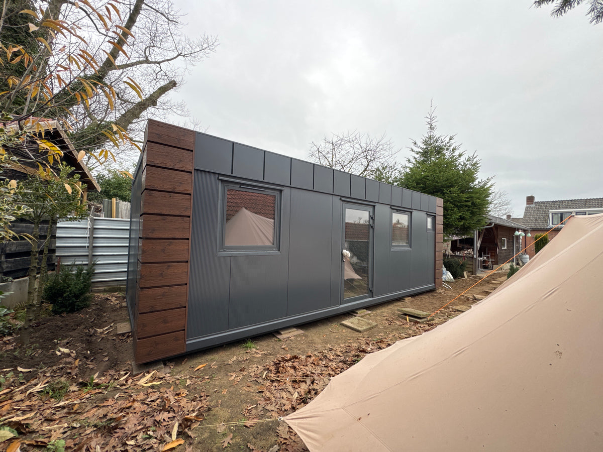 Gerealiseerde woonunit van 8 × 3,2 meter in Rhenen met keuken, badkamer en aparte kamer