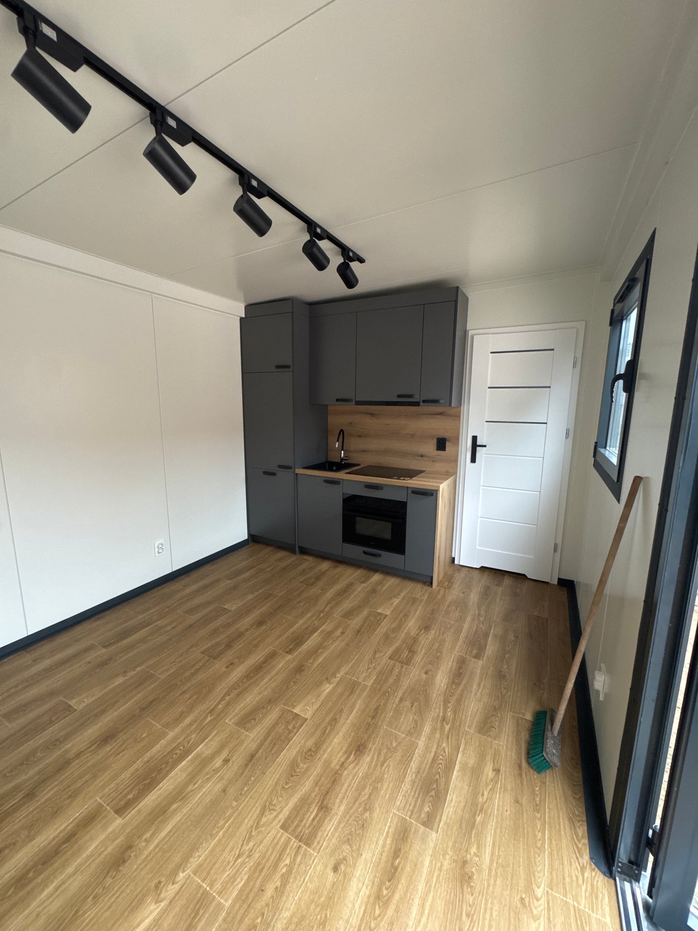 Gerealiseerde woonunit van 8 × 3,2 meter in Rhenen met keuken, badkamer en aparte kamer