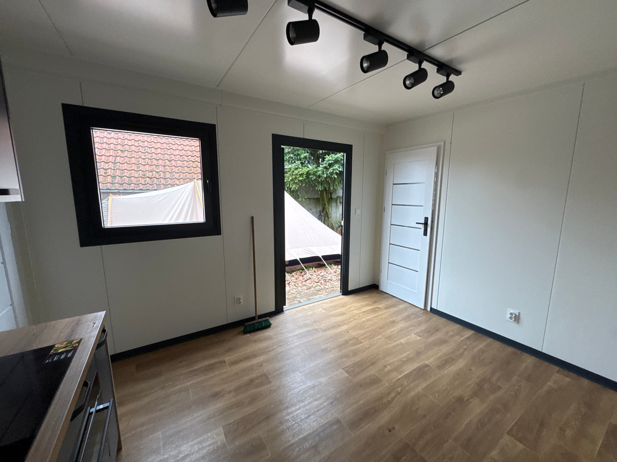 Gerealiseerde woonunit van 8 × 3,2 meter in Rhenen met keuken, badkamer en aparte kamer