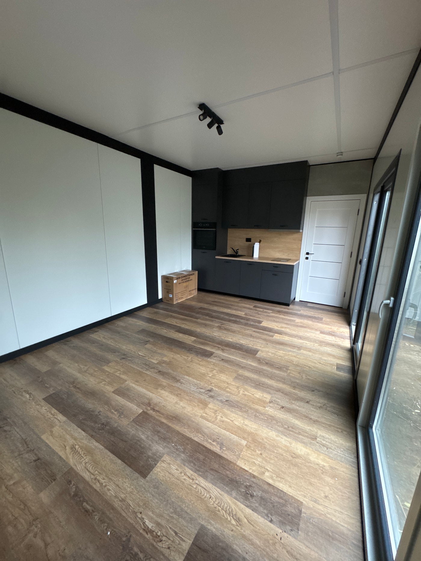 Gerealiseerde coachruimte van 7 × 3,5 meter in Den Haag met keuken en eigen badkamer