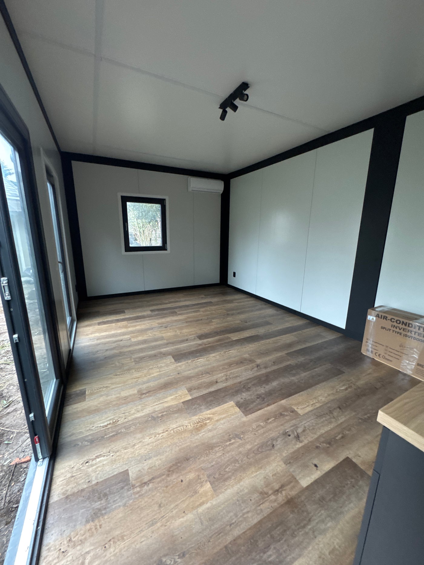 Gerealiseerde coachruimte van 7 × 3,5 meter in Den Haag met keuken en eigen badkamer