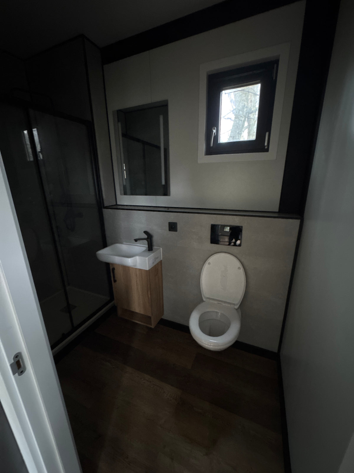 Gerealiseerde coachruimte van 7 × 3,5 meter in Den Haag met keuken en eigen badkamer