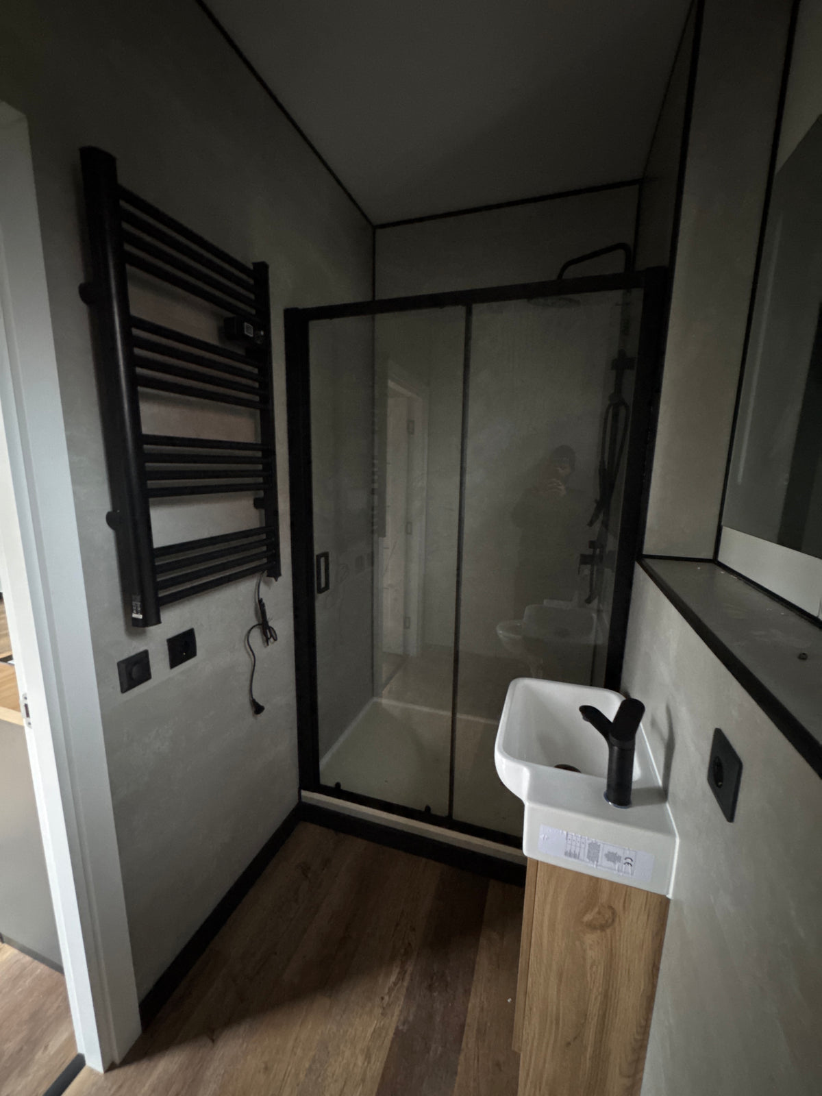 Gerealiseerde coachruimte van 7 × 3,5 meter in Den Haag met keuken en eigen badkamer