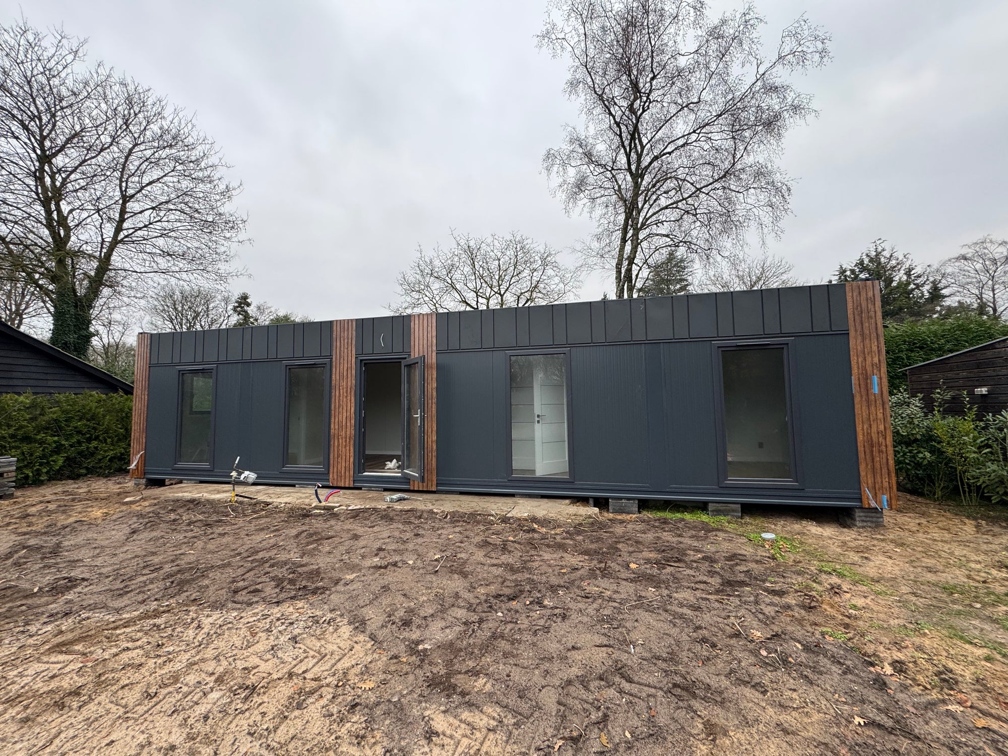 Buitenzijde woonunit van 13 × 3,2 meter in Putten