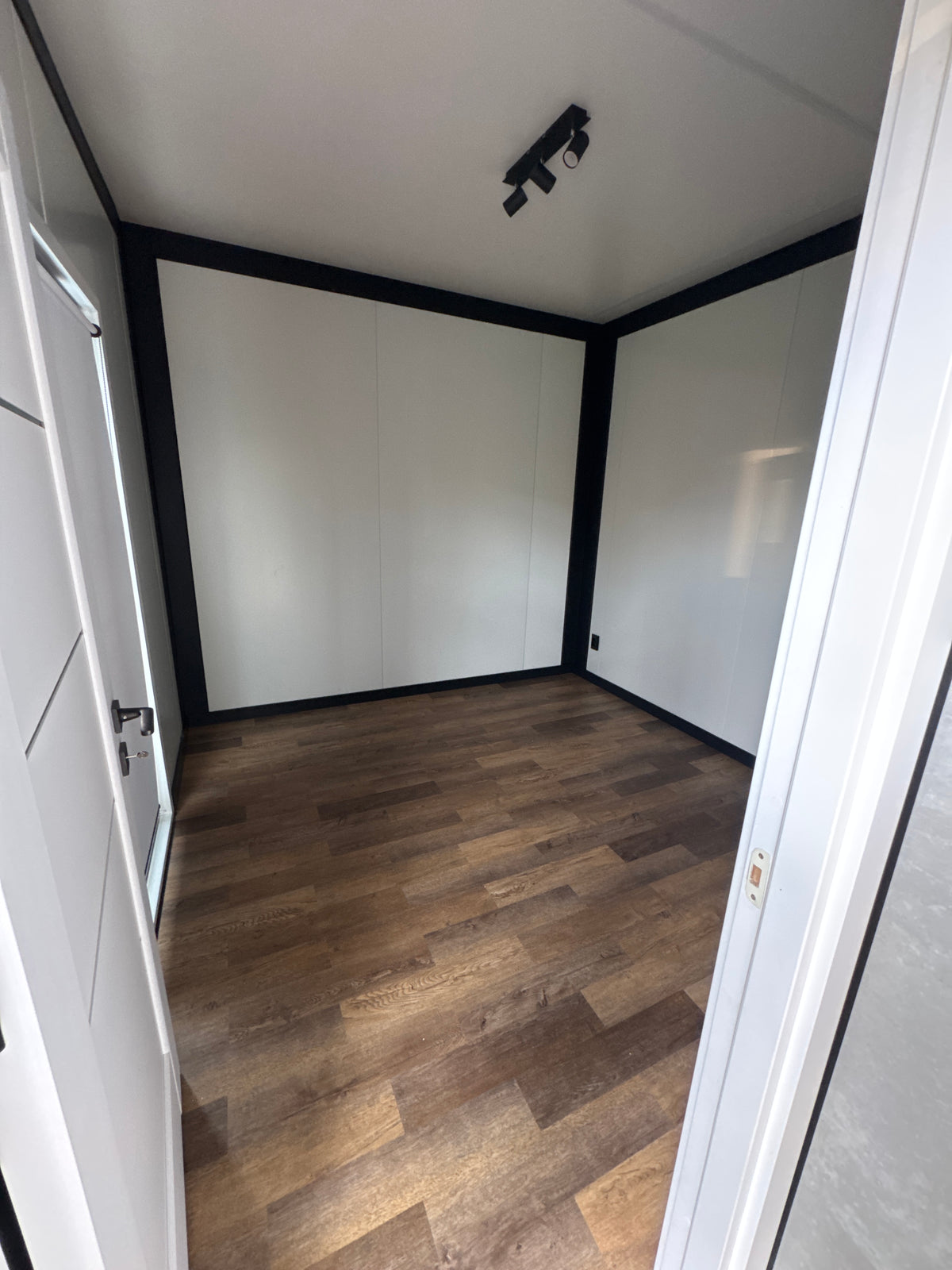 Gerealiseerde mantelzorgwoning van 12 × 3,2 meter in Raamsdonk met aangepaste badkamer en complete keuken