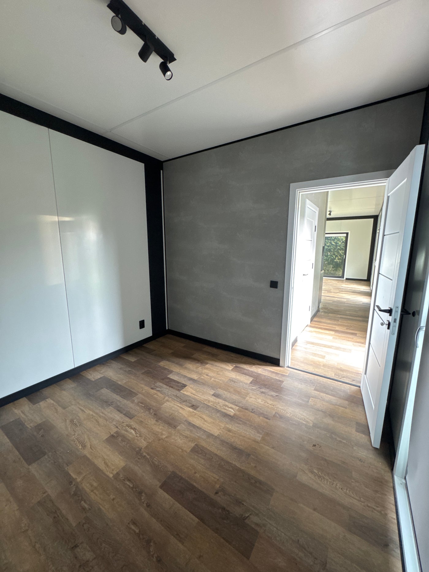 Gerealiseerde mantelzorgwoning van 12 × 3,2 meter in Raamsdonk met aangepaste badkamer en complete keuken