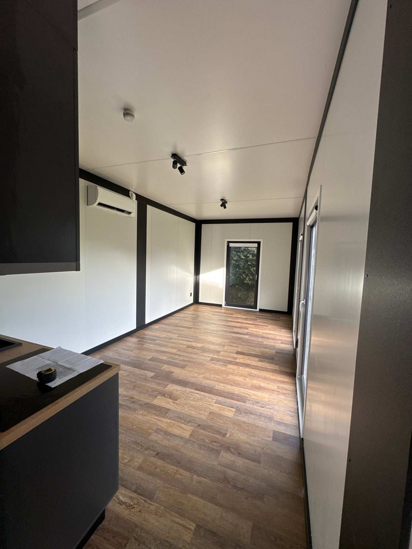 Gerealiseerde mantelzorgwoning van 12 × 3,2 meter in Raamsdonk met aangepaste badkamer en complete keuken