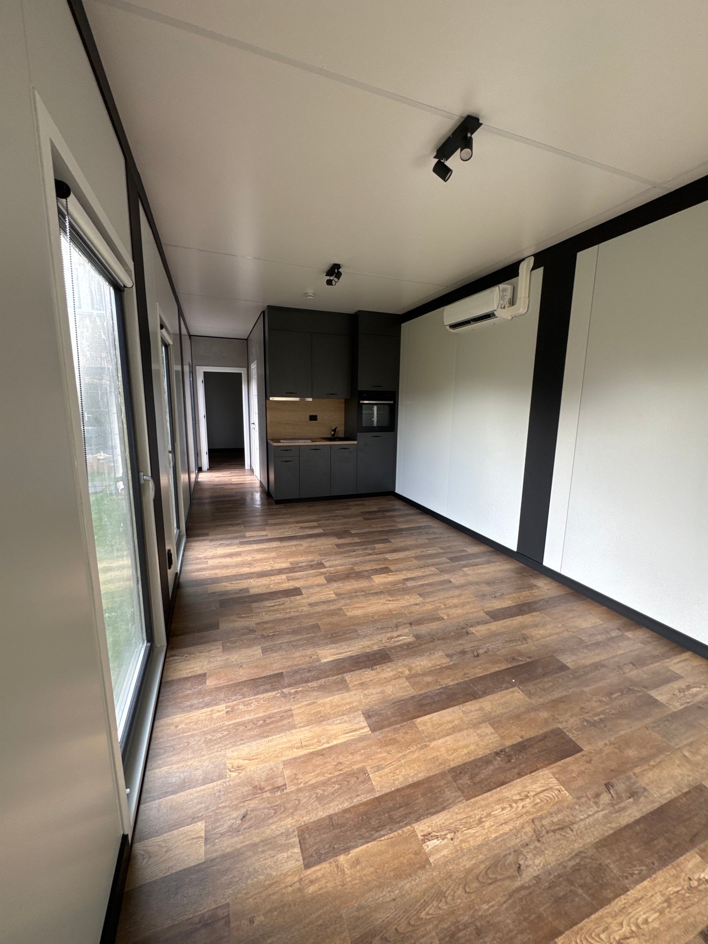 Gerealiseerde mantelzorgwoning van 12 × 3,2 meter in Raamsdonk met aangepaste badkamer en complete keuken