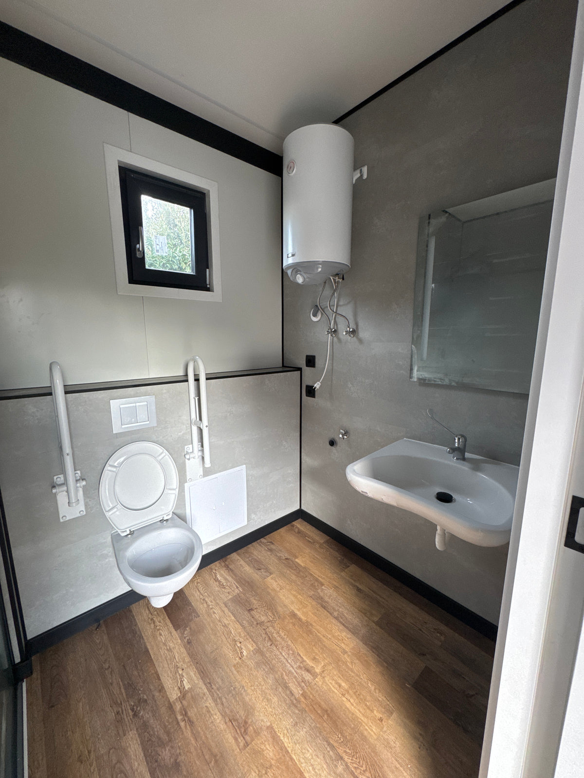 Gerealiseerde mantelzorgwoning van 12 × 3,2 meter in Raamsdonk met aangepaste badkamer en complete keuken