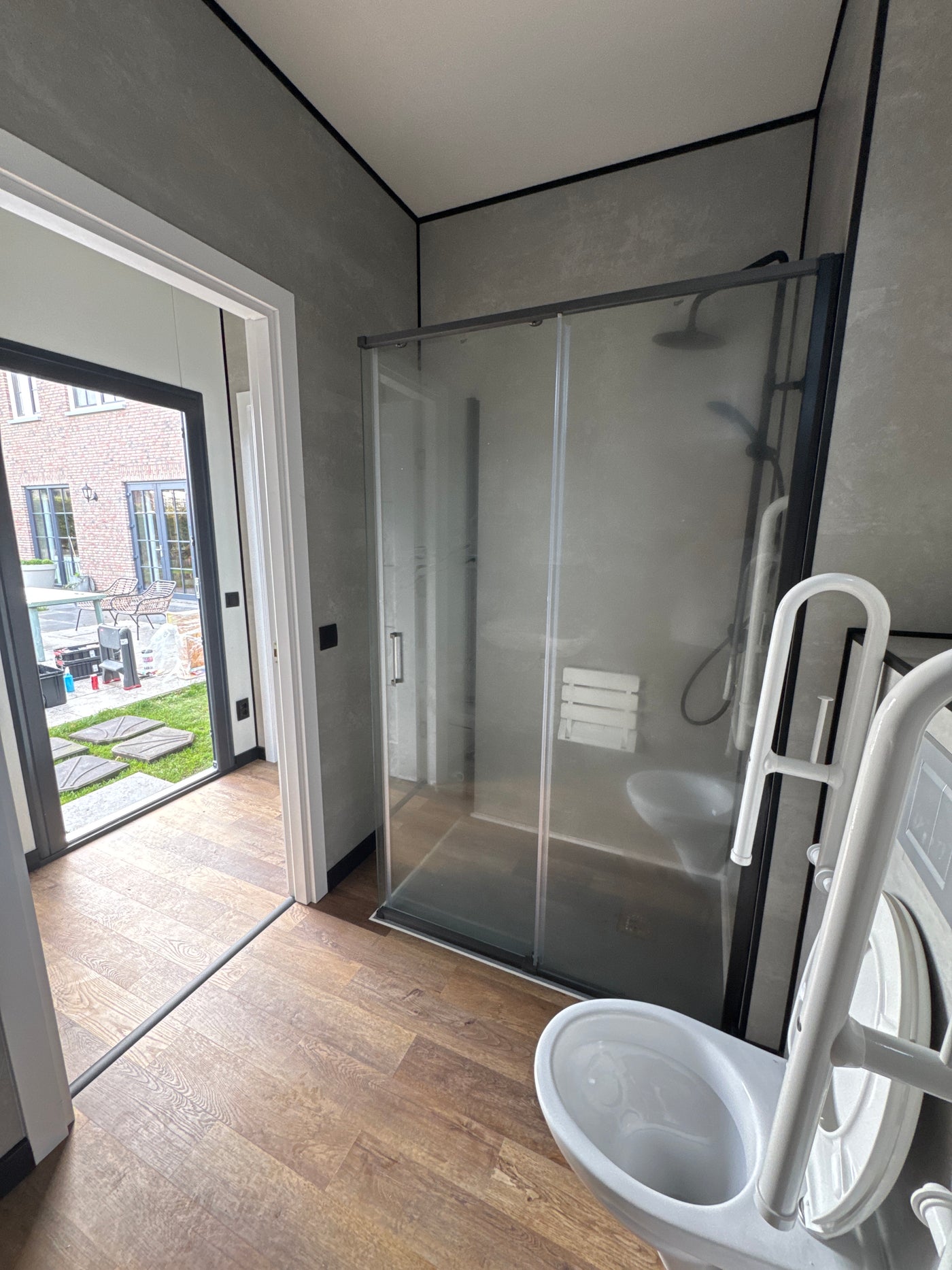 Gerealiseerde mantelzorgwoning van 12 × 3,2 meter in Raamsdonk met aangepaste badkamer en complete keuken