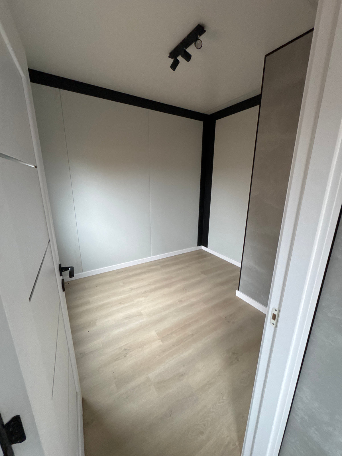 Mantelzorgwoning van 13 × 3,2 meter gerealiseerd in Prinsenbeek