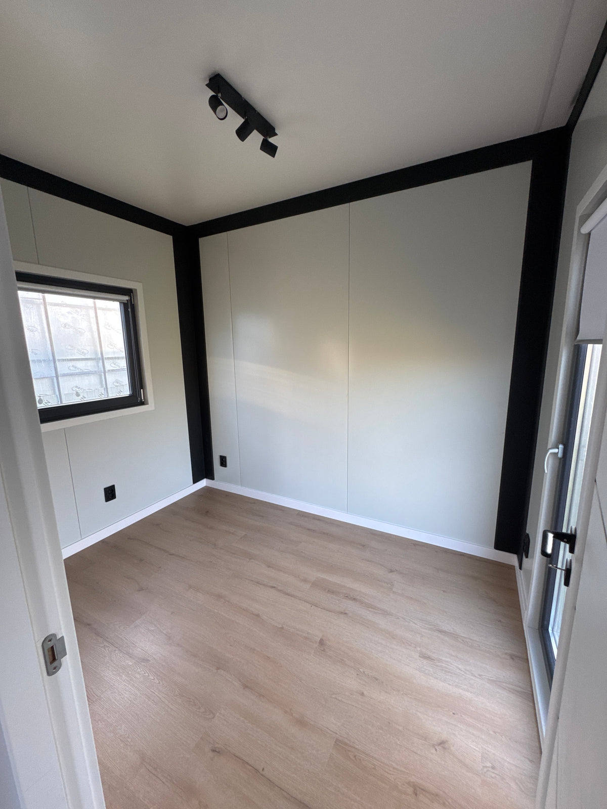Gerealiseerde woonunit van 13 × 3,2 meter in Hillegom met slaapkamer, extra kamer, complete keuken en gescheiden sanitair