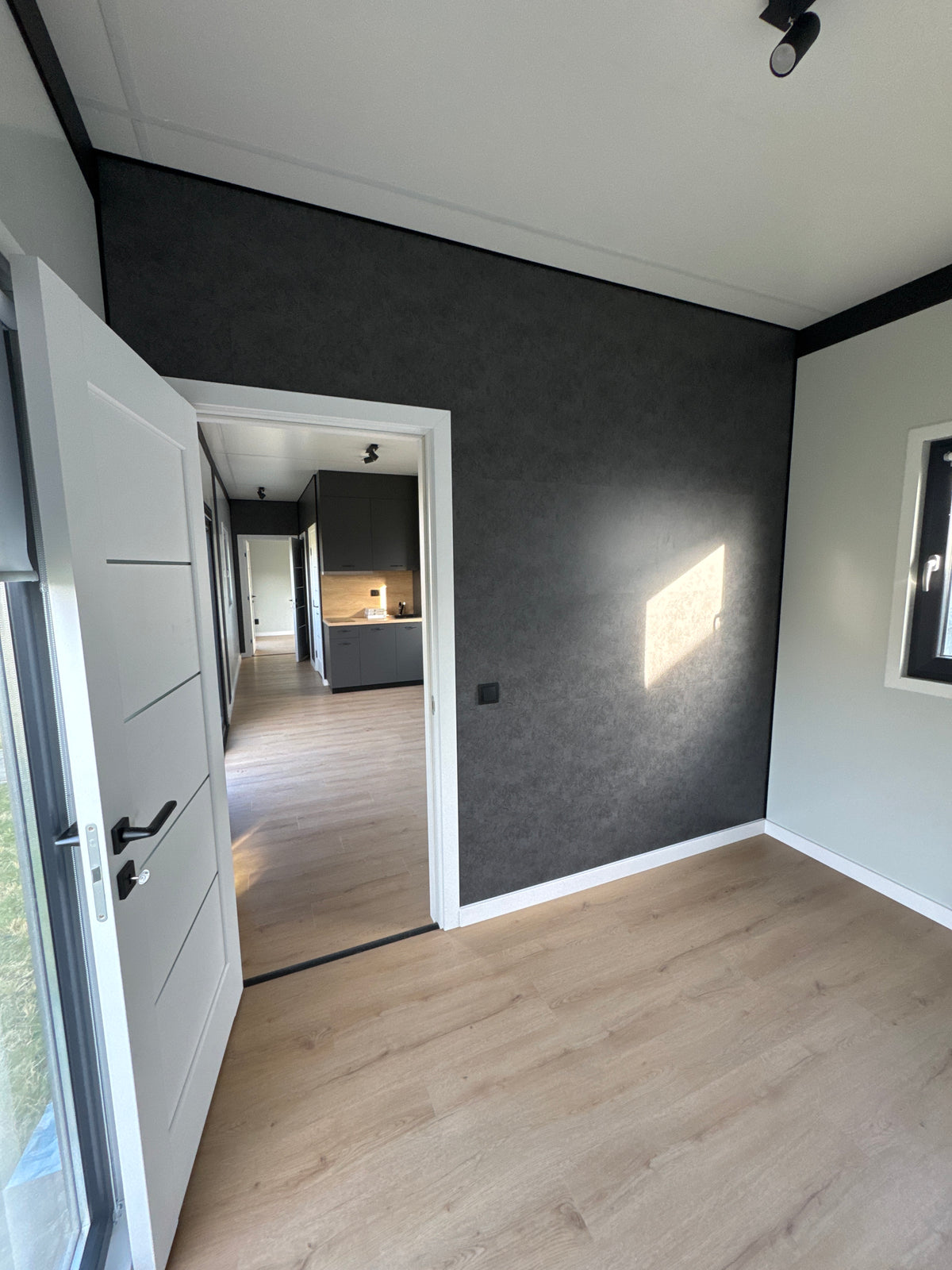 Gerealiseerde woonunit van 13 × 3,2 meter in Hillegom met slaapkamer, extra kamer, complete keuken en gescheiden sanitair