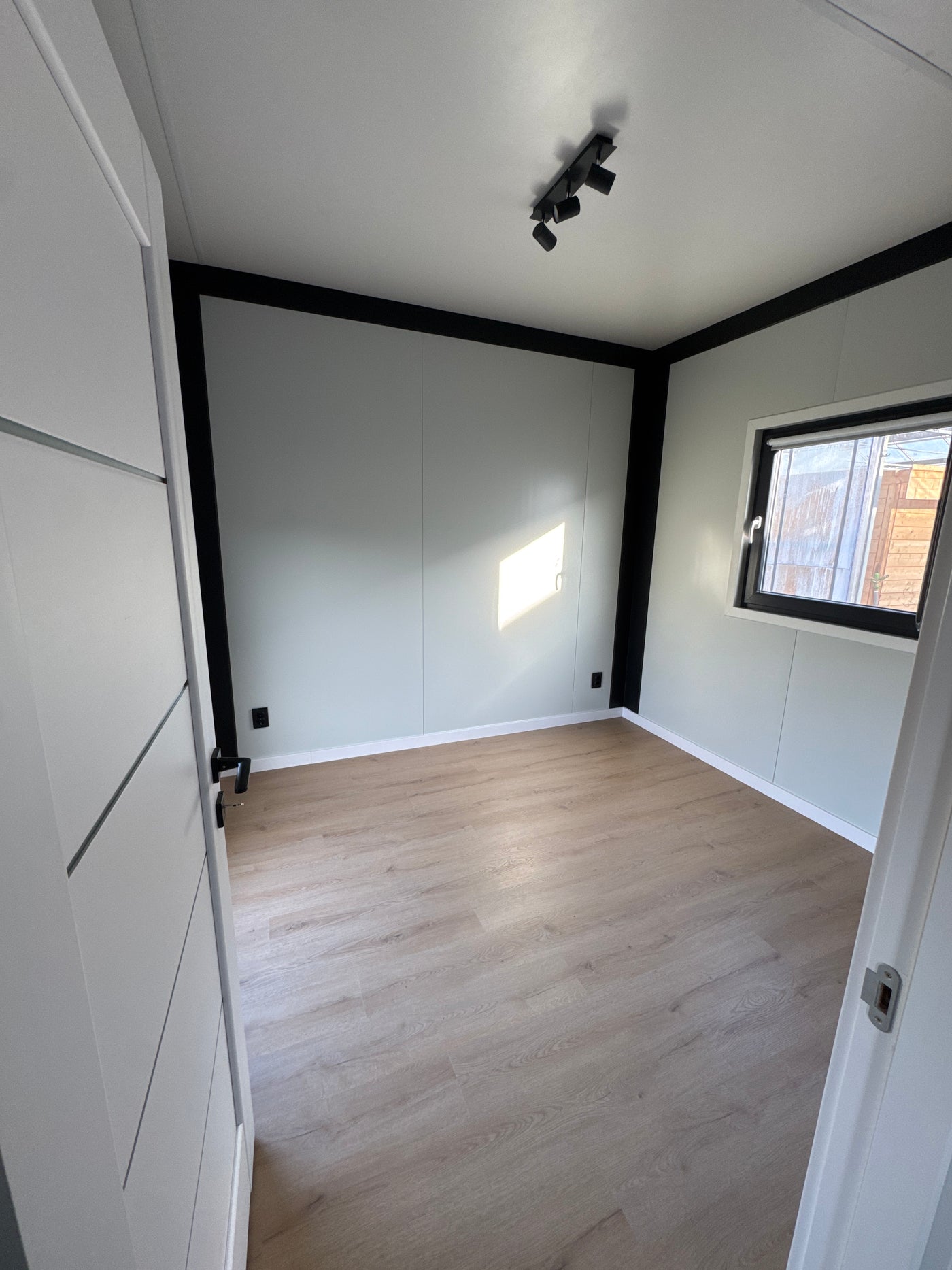 Gerealiseerde woonunit van 13 × 3,2 meter in Hillegom met slaapkamer, extra kamer, complete keuken en gescheiden sanitair