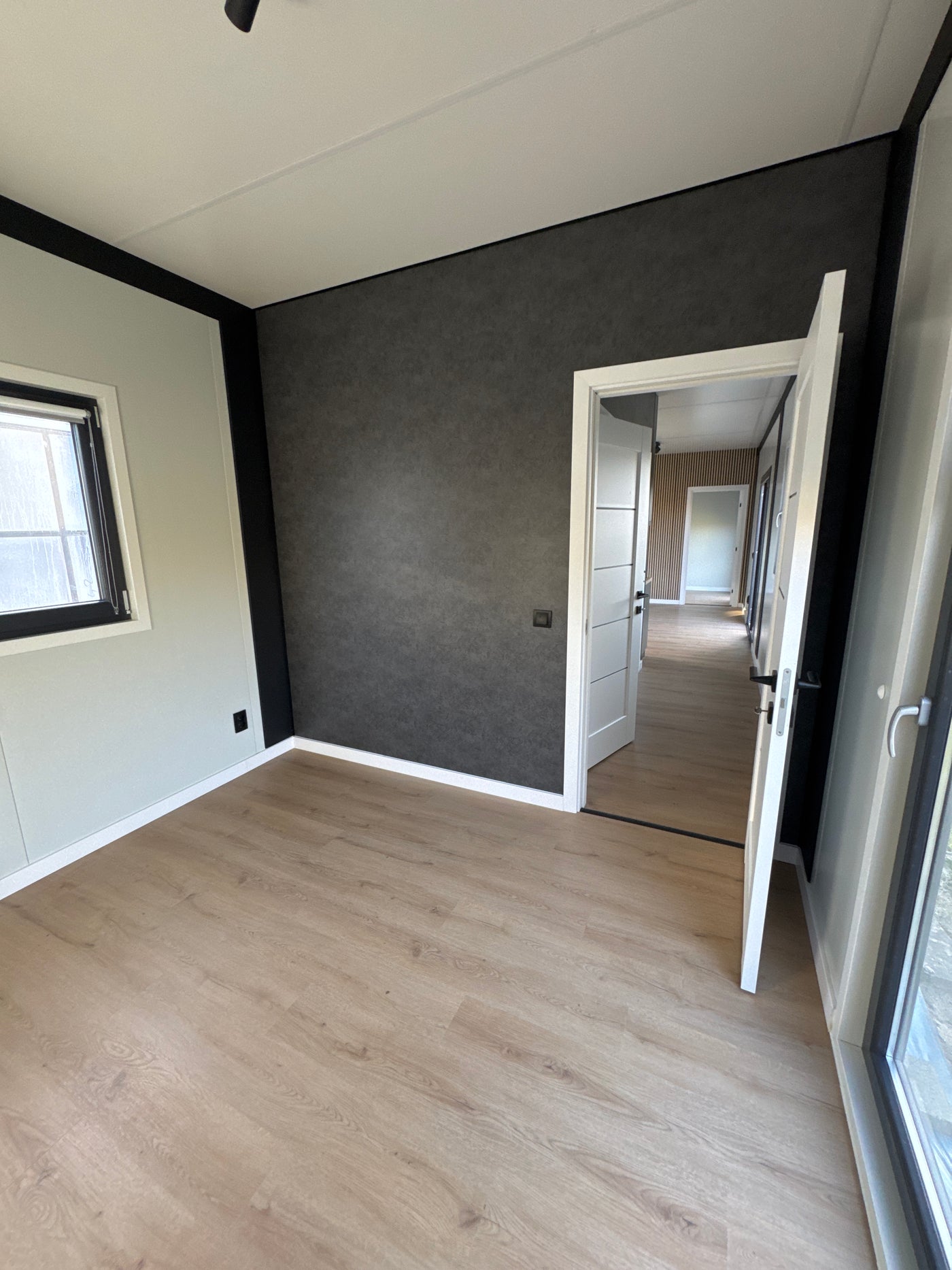 Gerealiseerde woonunit van 13 × 3,2 meter in Hillegom met slaapkamer, extra kamer, complete keuken en gescheiden sanitair