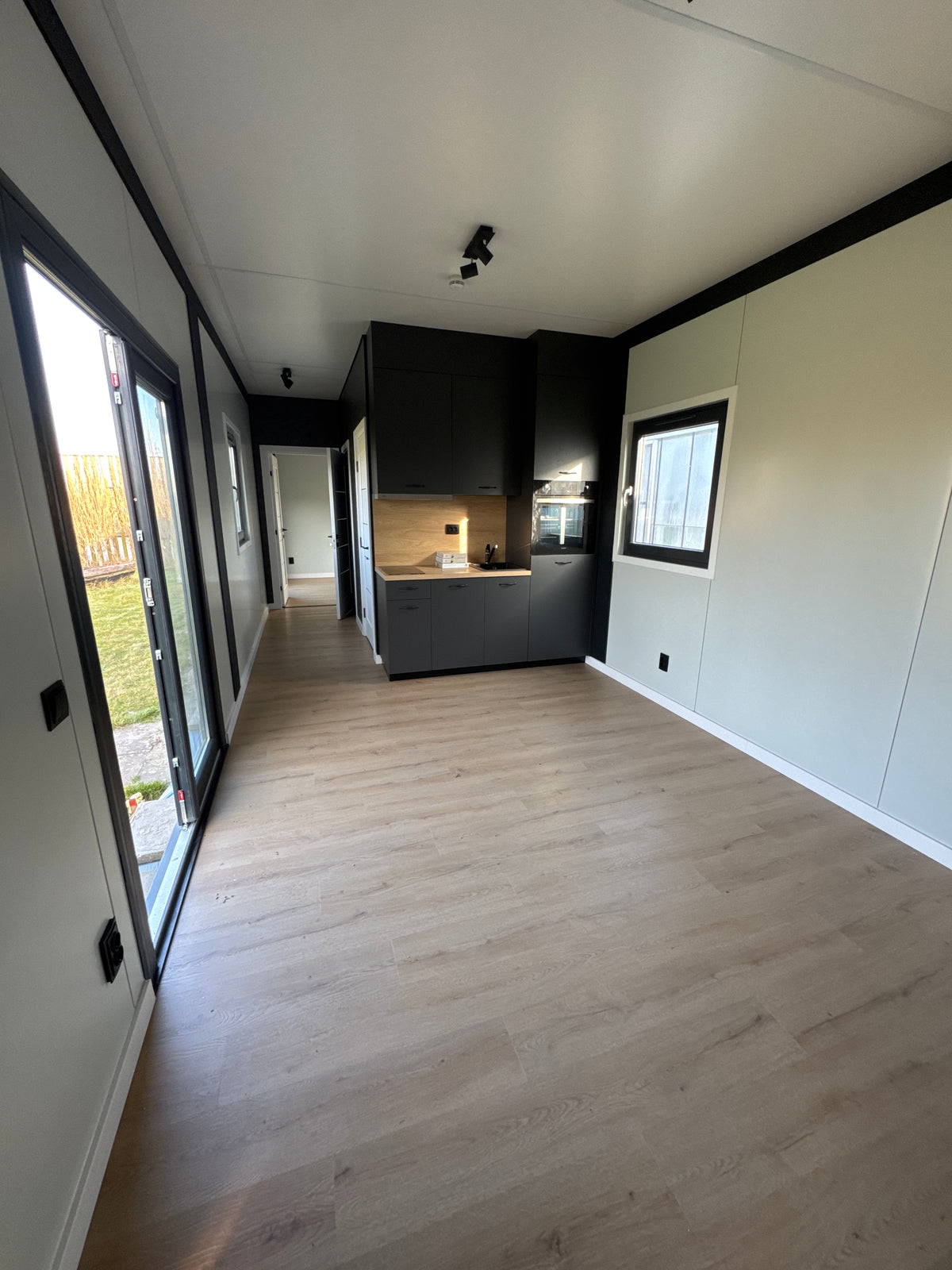 Gerealiseerde woonunit van 13 × 3,2 meter in Hillegom met slaapkamer, extra kamer, complete keuken en gescheiden sanitair