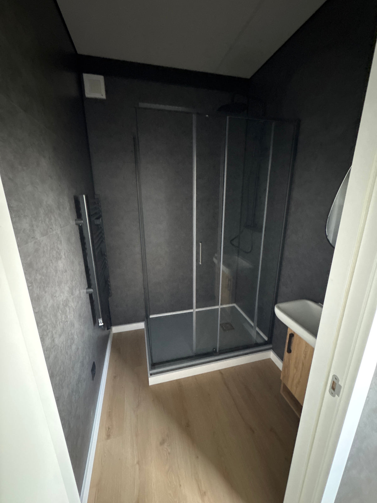 Gerealiseerde woonunit van 13 × 3,2 meter in Hillegom met slaapkamer, extra kamer, complete keuken en gescheiden sanitair