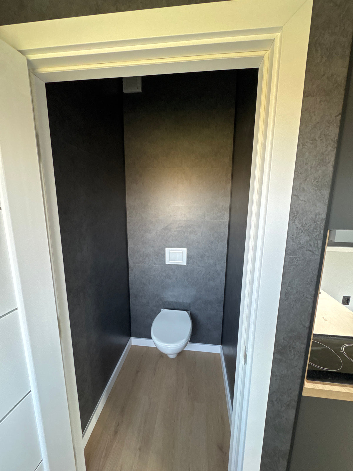 Gerealiseerde woonunit van 13 × 3,2 meter in Hillegom met slaapkamer, extra kamer, complete keuken en gescheiden sanitair