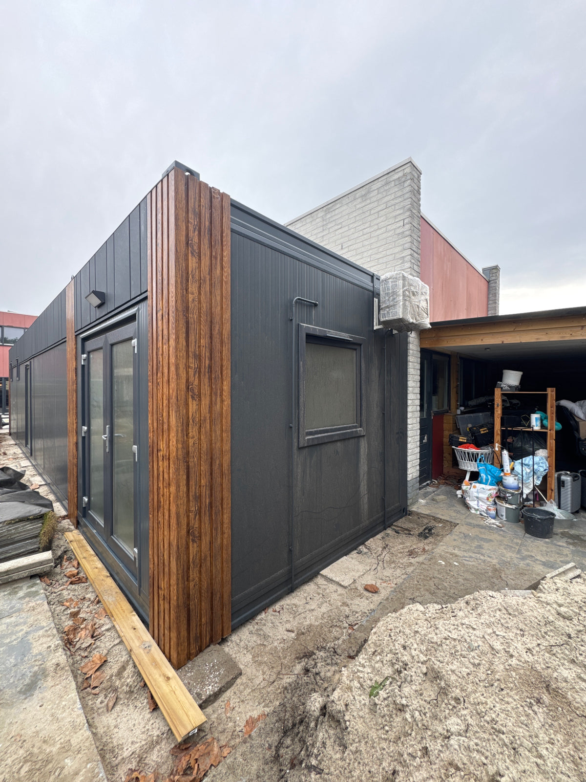 Gerealiseerde woonunit van 13 × 3,2 meter in Almere als aanbouw aan een bestaande woning