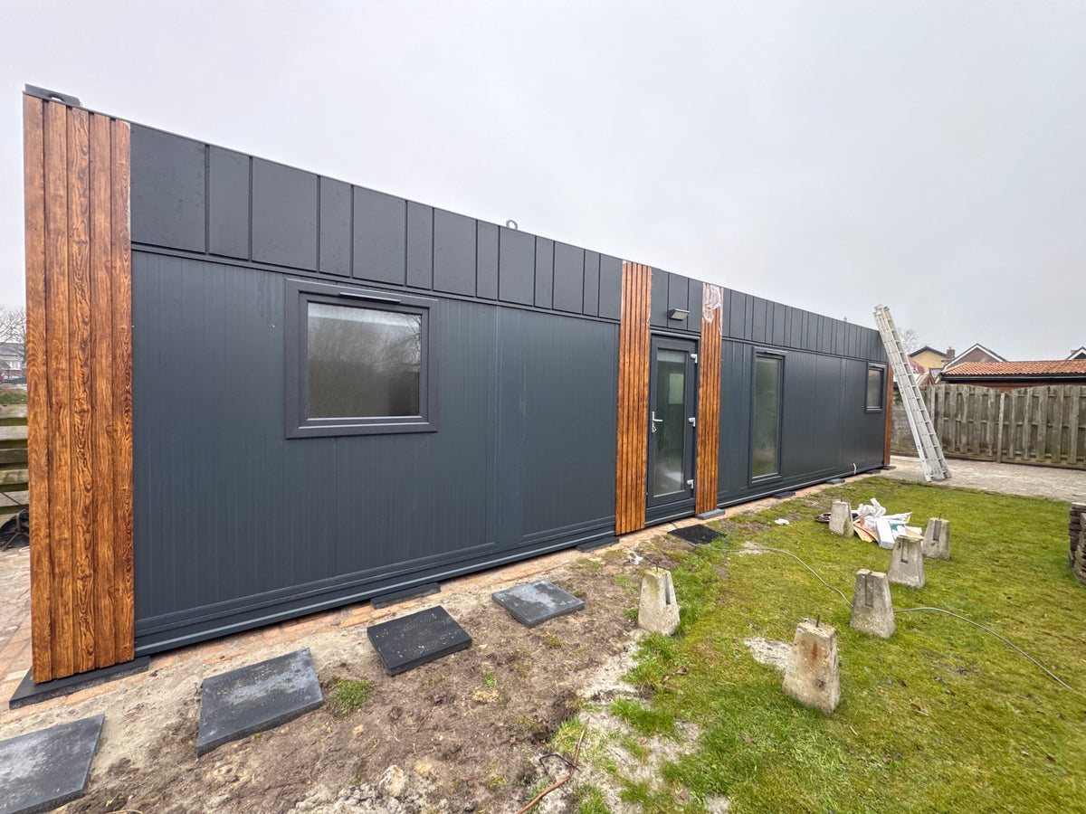 Woonunit van 13 × 3,2 meter voor zelfstandig wonen in Hippolytushoef