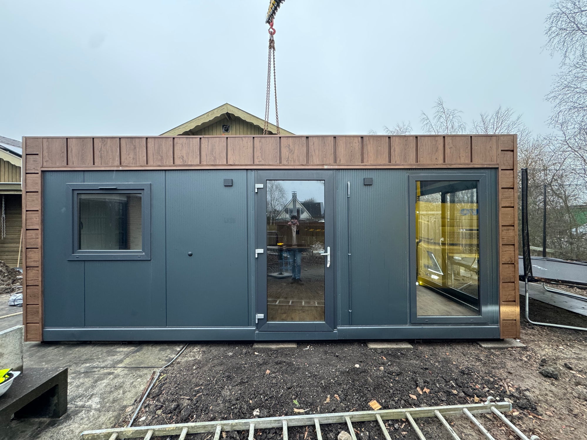 Direct leverbare woonunit van 6,5 × 3,2 meter geplaatst in Buitenpost met slaapkamer, keuken en badkamer