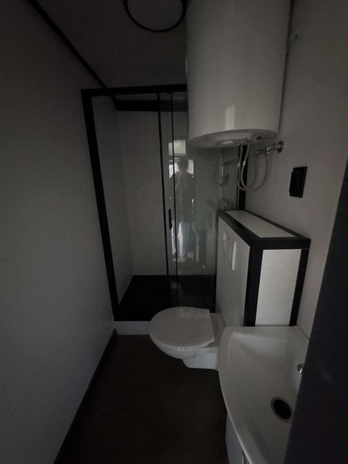 Direct leverbare woonunit van 6,5 × 3,2 meter geplaatst in Buitenpost met slaapkamer, keuken en badkamer