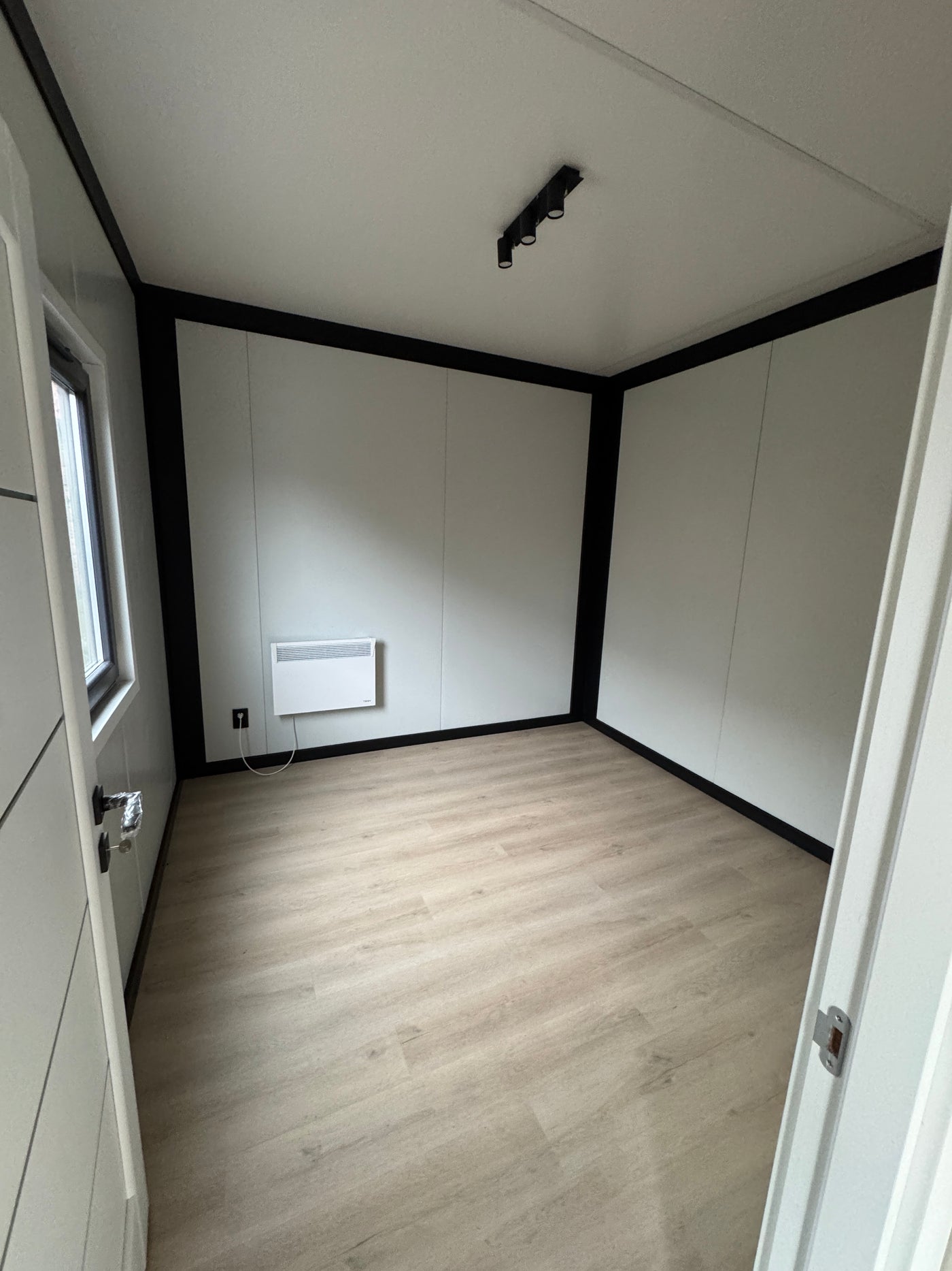 SNF-woonunit van 13,5 × 3,2 meter voor werknemers in Berkel en Rodenrijs