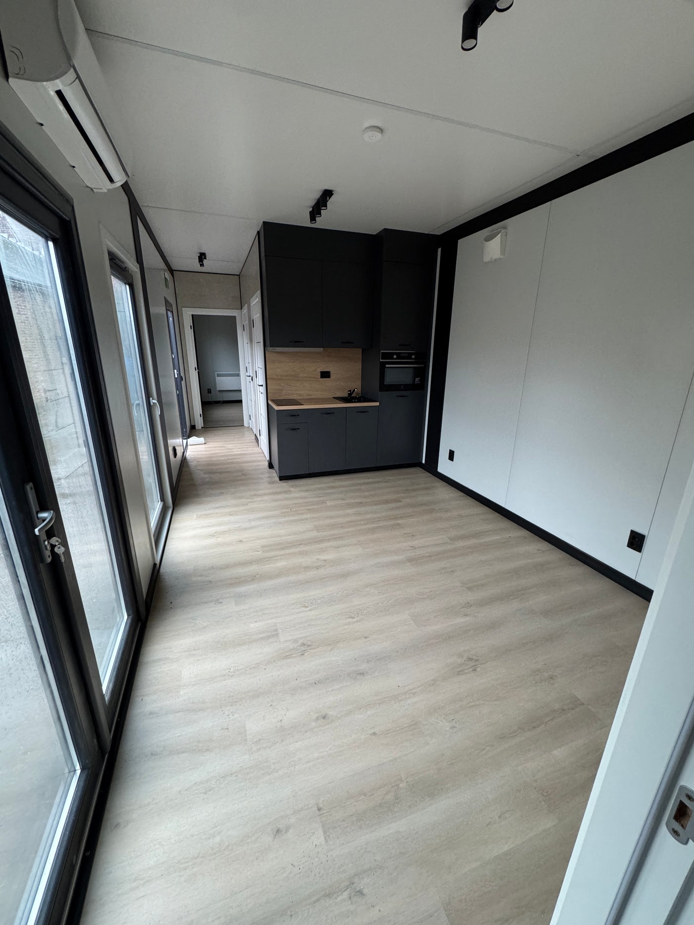 SNF-woonunit van 13,5 × 3,2 meter voor werknemers in Berkel en Rodenrijs